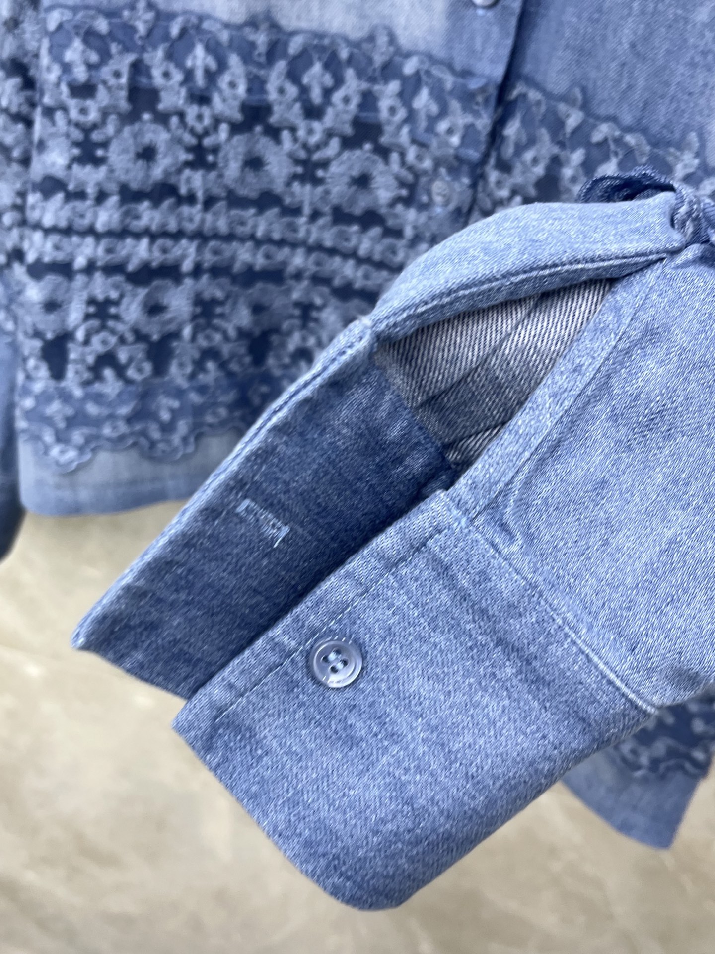 🛒𝐍𝐄𝐖 · 𝟐𝟎𝟐6/爆款现货原单品质 ES*｜水溶蕾丝绣花牛仔衬衫闭眼入的单品 随便一搭都气质感爆棚