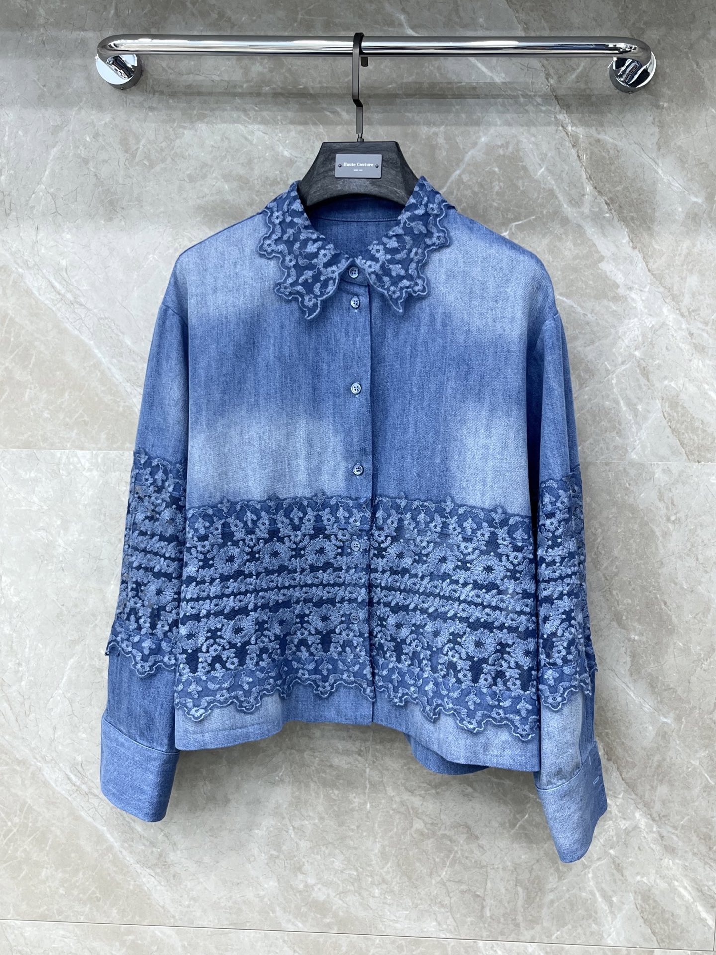 🛒𝐍𝐄𝐖 · 𝟐𝟎𝟐6/爆款现货原单品质 ES*｜水溶蕾丝绣花牛仔衬衫闭眼入的单品 随便一搭都气质感爆棚