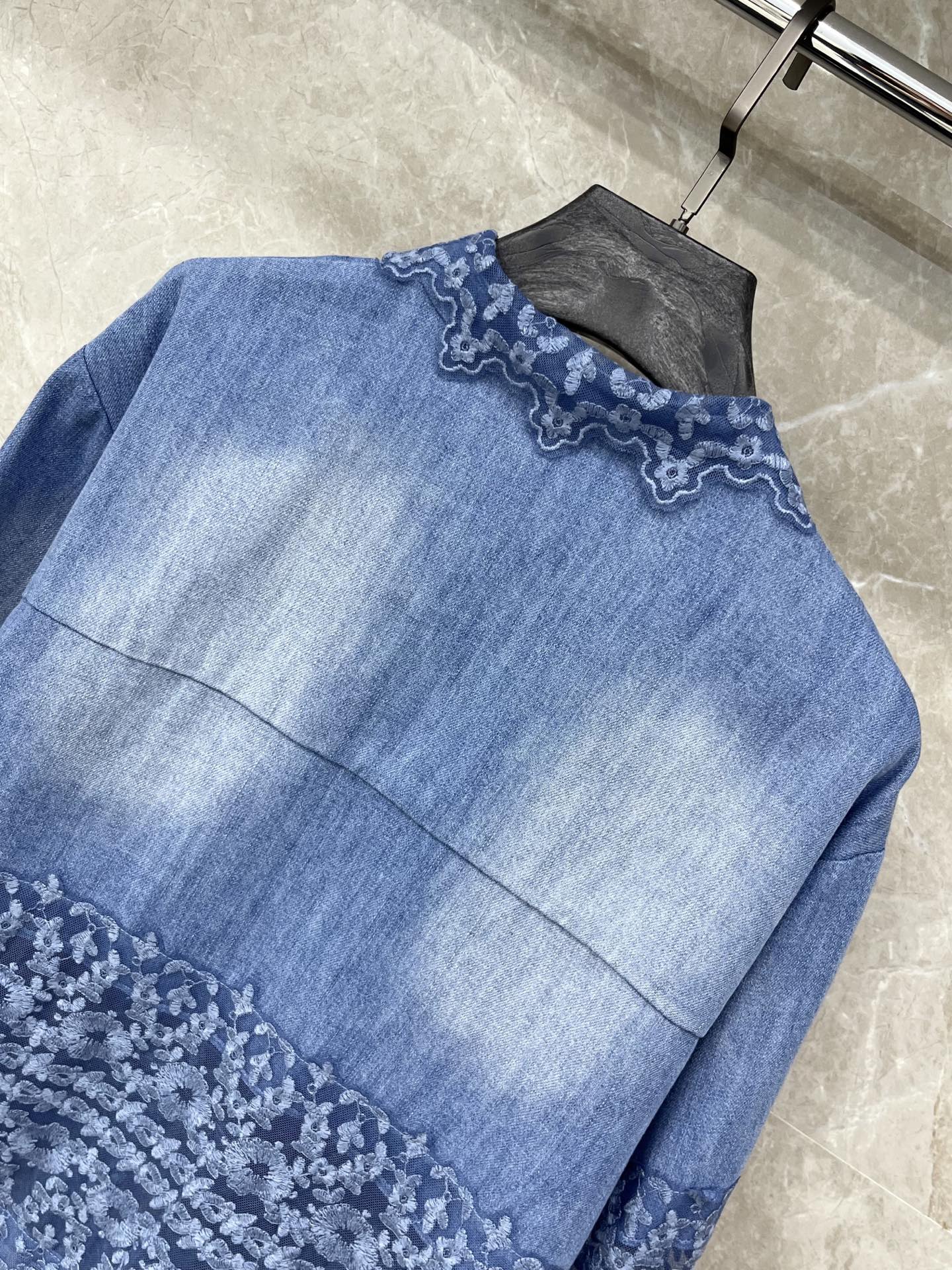 🛒𝐍𝐄𝐖 · 𝟐𝟎𝟐6/爆款现货原单品质 ES*｜水溶蕾丝绣花牛仔衬衫闭眼入的单品 随便一搭都气质感爆棚
