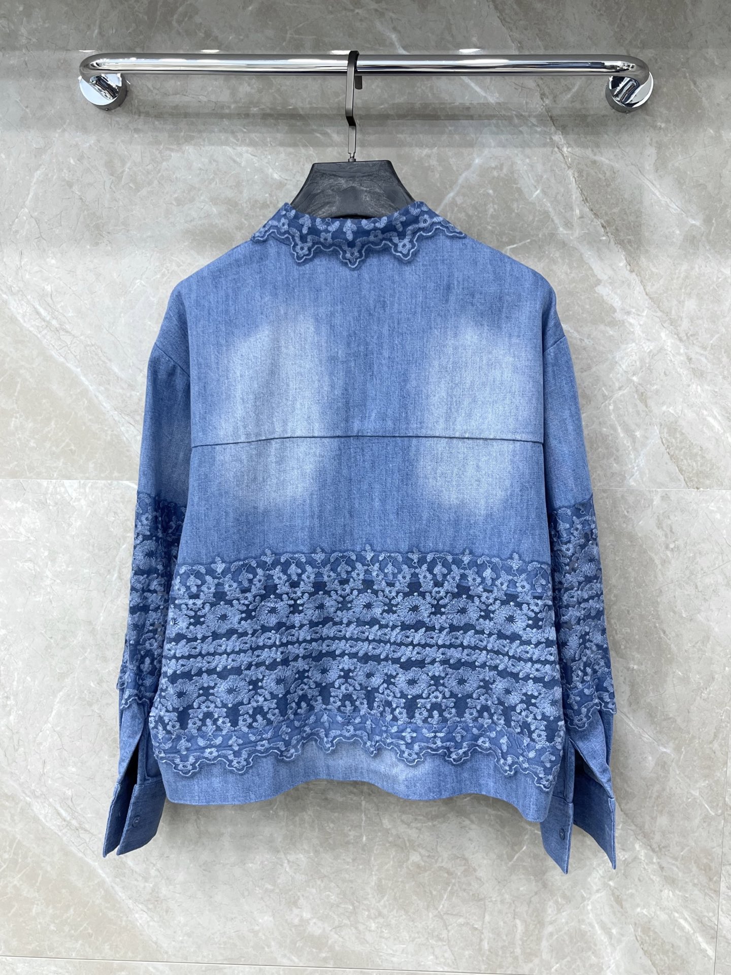 🛒𝐍𝐄𝐖 · 𝟐𝟎𝟐6/爆款现货原单品质 ES*｜水溶蕾丝绣花牛仔衬衫闭眼入的单品 随便一搭都气质感爆棚
