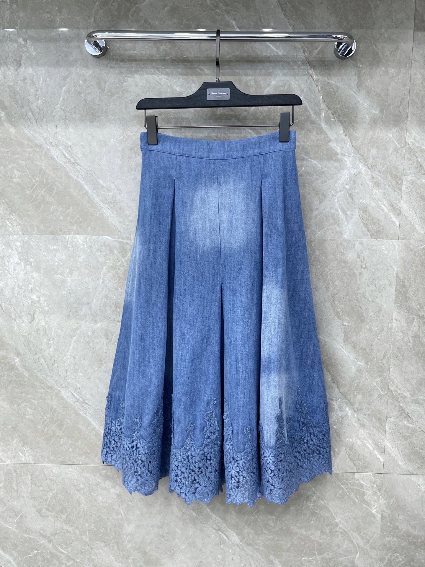 🛒𝐍𝐄𝐖 · 𝟐𝟎𝟐6/爆款现货原单品质  ES*｜水溶蕾丝绣花牛仔长半裙闭眼入的单品 随便一搭都气质感