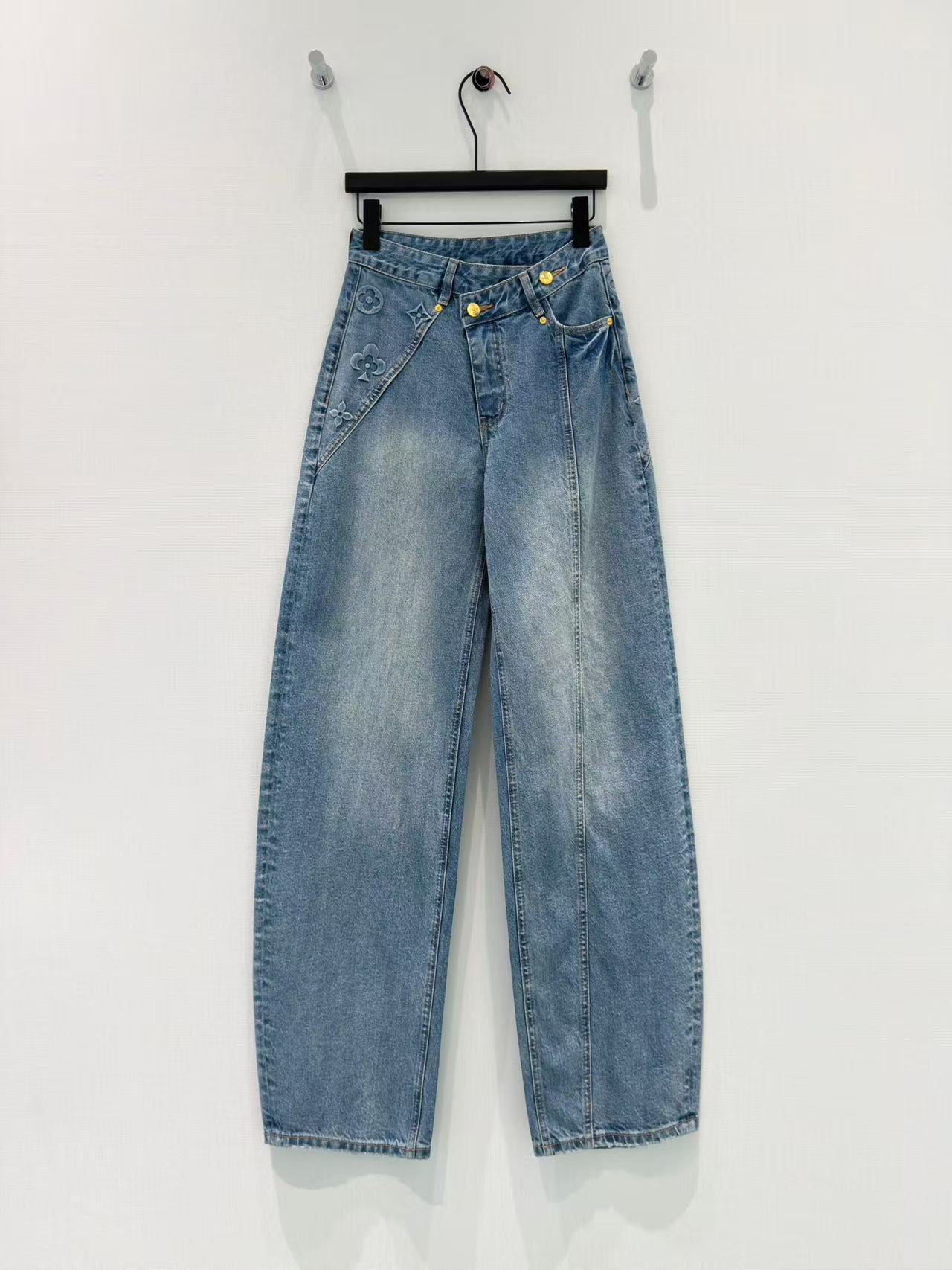 NO:819935,· 6/hot stock original designer｜presbyopia embossed diagonal button sickle jeans are made of high-end custom fabrics. Denim is very comfortable to wear, conventional design, good tolerance, hole decoration adds visual charm, and the texture of the pants will be very delicate, which is a very good fabric. Denim has good hygroscopicity and breathability, the cloth surface is soft and smooth, and it feels very smooth, making it everyone's favorite choice. Blue S M L XL /, Louis Vuitton-clothing, louis  vuitton,jeans,19860909· 6/爆款现货 原创 设计师｜老花压花斜扣镰刀牛仔裤 采用高端定制面料,牛仔穿起来非常舒适,常规设计,包容性好,破洞装饰 增添视觉魅力,而且裤子的纹路会非常细腻,是非常好的面料 牛仔具有良好的吸湿性和透气性,布面光泽柔和,手感也非常细滑,成为众人最爱的选择 蓝色 S M L XL /,路易威登-服装,louis vuitton,jeans,,Women's clothing