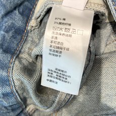 🛒𝐍𝐄𝐖 · 𝟐𝟎𝟐6/爆款现货原创 设计师|老花压花斜扣镰刀牛仔裤采用高端定制面料,牛仔穿起来非常舒 🛒𝐍𝐄𝐖 · 𝟐𝟎𝟐6/爆款现货原创 设计师|老花压花斜扣镰刀牛仔裤采用高端定制面料,牛仔穿起来非常舒