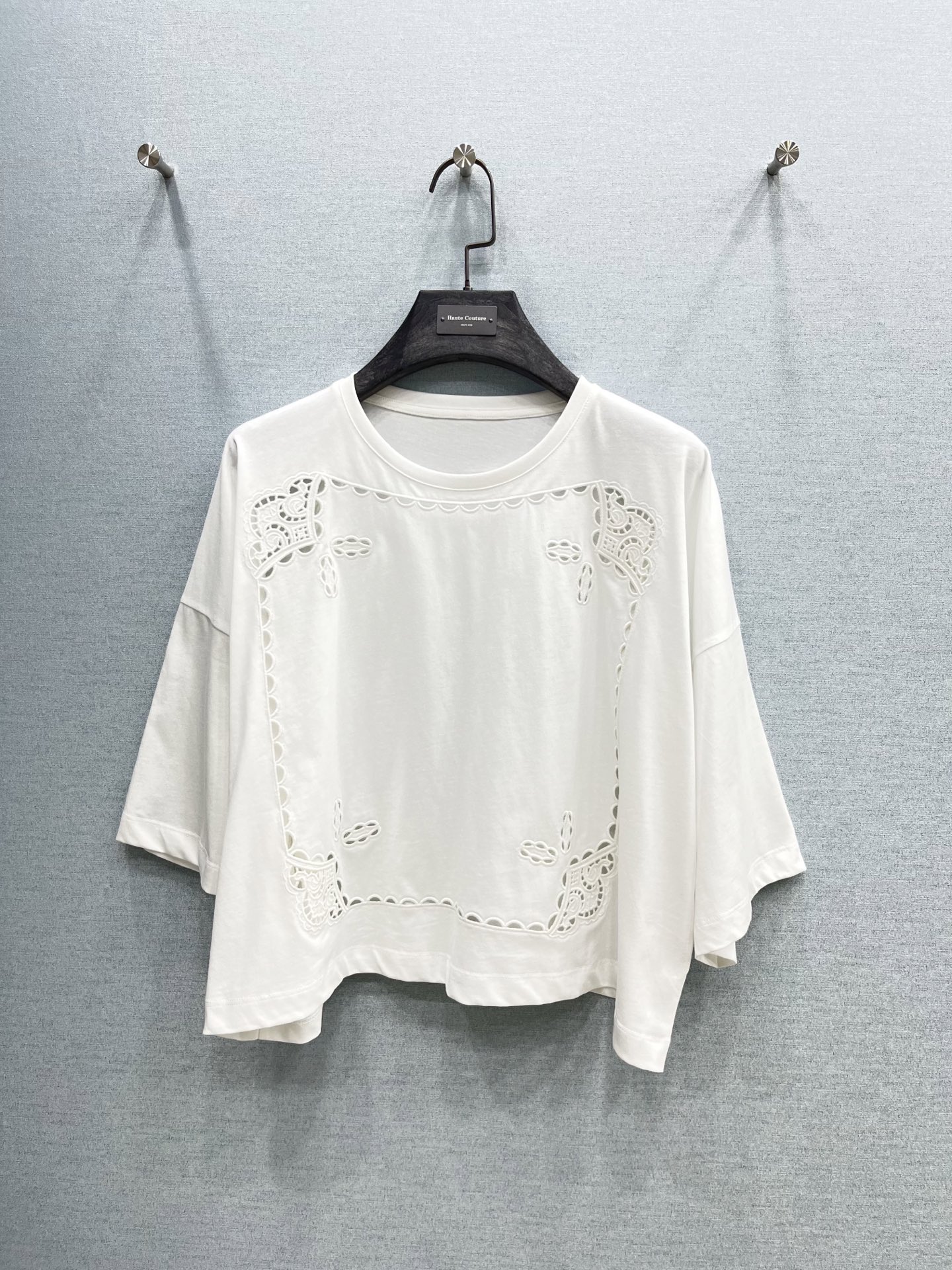 🛒𝐍𝐄𝐖 · 𝟐𝟎𝟐6/爆款现货原单品质  小众｜2026重工水溶刺绣T恤蝙蝠袖设计 定制YB进口材质 