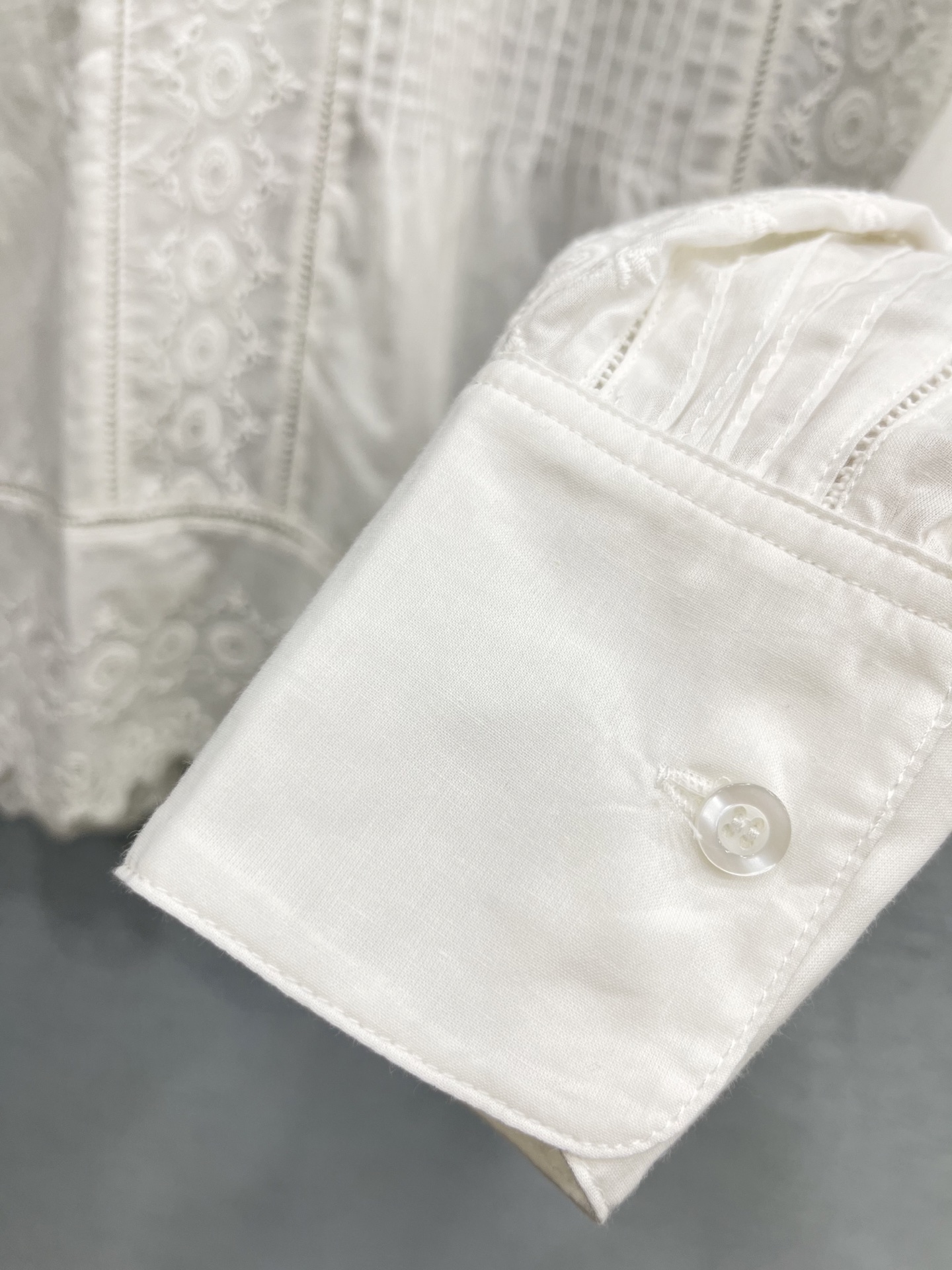 🛒𝐍𝐄𝐖 · 𝟐𝟎𝟐6/爆款现货原单品质 小众*｜2026新品重工圈圈镂空刺绣衬衫精致版型，条纹设计，高