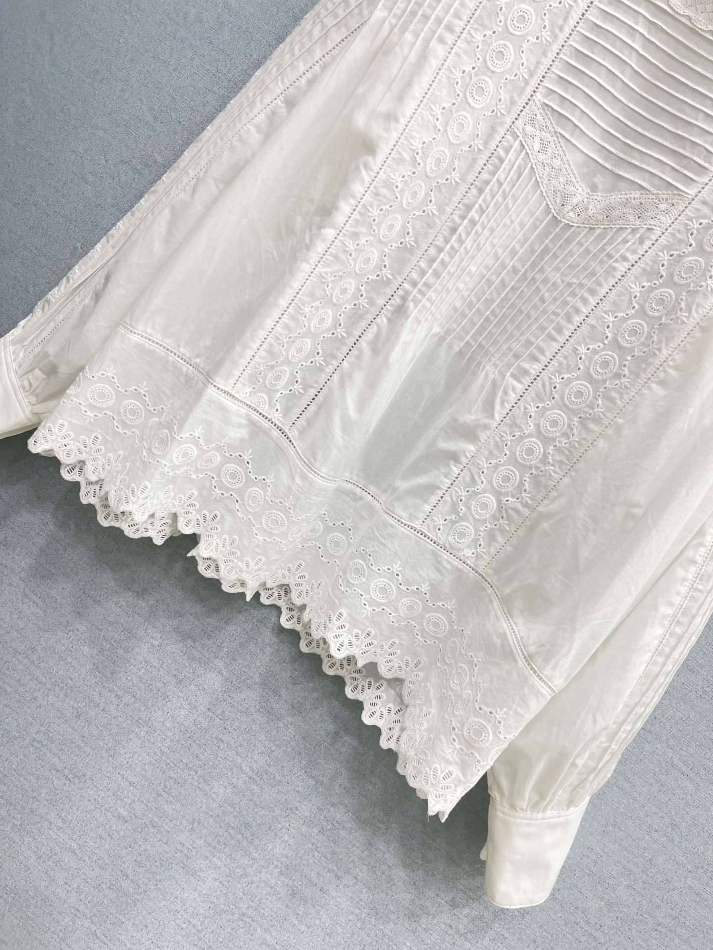 🛒𝐍𝐄𝐖 · 𝟐𝟎𝟐6/爆款现货原单品质 小众*｜2026新品重工圈圈镂空刺绣衬衫精致版型，条纹设计，高