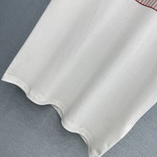 🛒𝐍𝐄𝐖 · 𝟐𝟎𝟐6/爆款现货【春夏上新】 Lv*|2026新款印花T恤高订面料,百搭版型 ,上身的 🛒𝐍𝐄𝐖 · 𝟐𝟎𝟐6/爆款现货【春夏上新】 Lv*|2026新款印花T恤高订面料,百搭版型 ,上身的