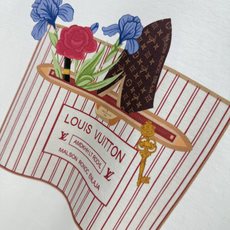 🛒𝐍𝐄𝐖 · 𝟐𝟎𝟐6/爆款现货【春夏上新】 Lv*|2026新款印花T恤高订面料,百搭版型 ,上身的 🛒𝐍𝐄𝐖 · 𝟐𝟎𝟐6/爆款现货【春夏上新】 Lv*|2026新款印花T恤高订面料,百搭版型 ,上身的