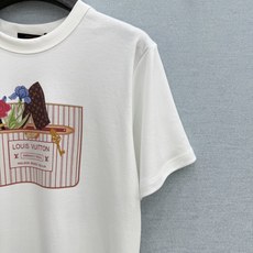 🛒𝐍𝐄𝐖 · 𝟐𝟎𝟐6/爆款现货【春夏上新】 Lv*|2026新款印花T恤高订面料,百搭版型 ,上身的 🛒𝐍𝐄𝐖 · 𝟐𝟎𝟐6/爆款现货【春夏上新】 Lv*|2026新款印花T恤高订面料,百搭版型 ,上身的