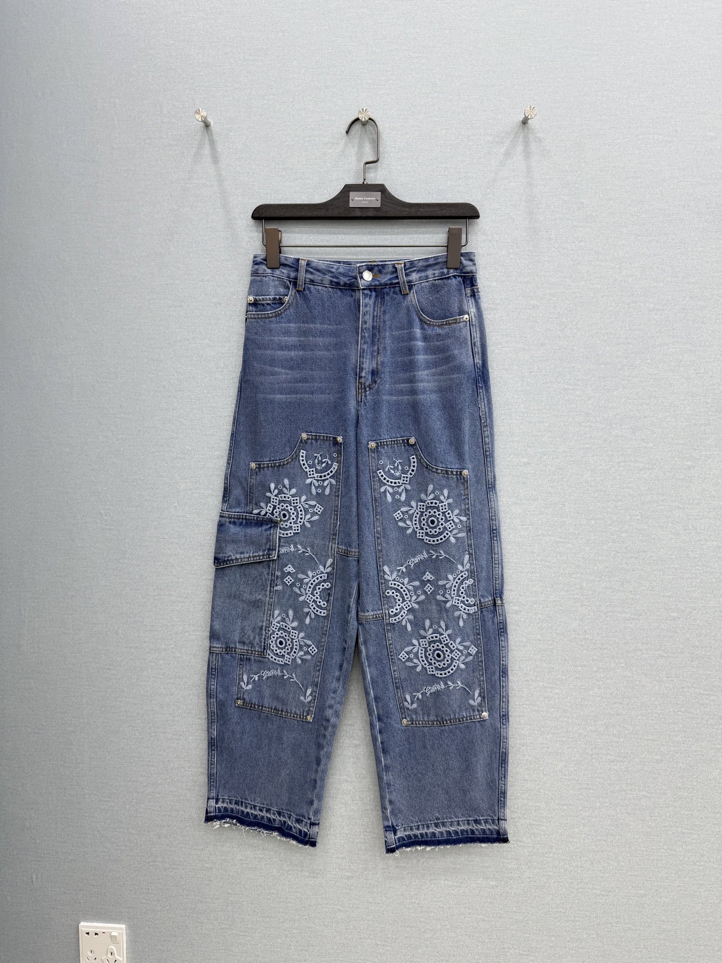 🛒𝐍𝐄𝐖 · 𝟐𝟎𝟐6/爆款现货原单品质  小众｜水溶绣花萝卜型牛仔裤采用高端定制面料，牛仔穿起来非常舒