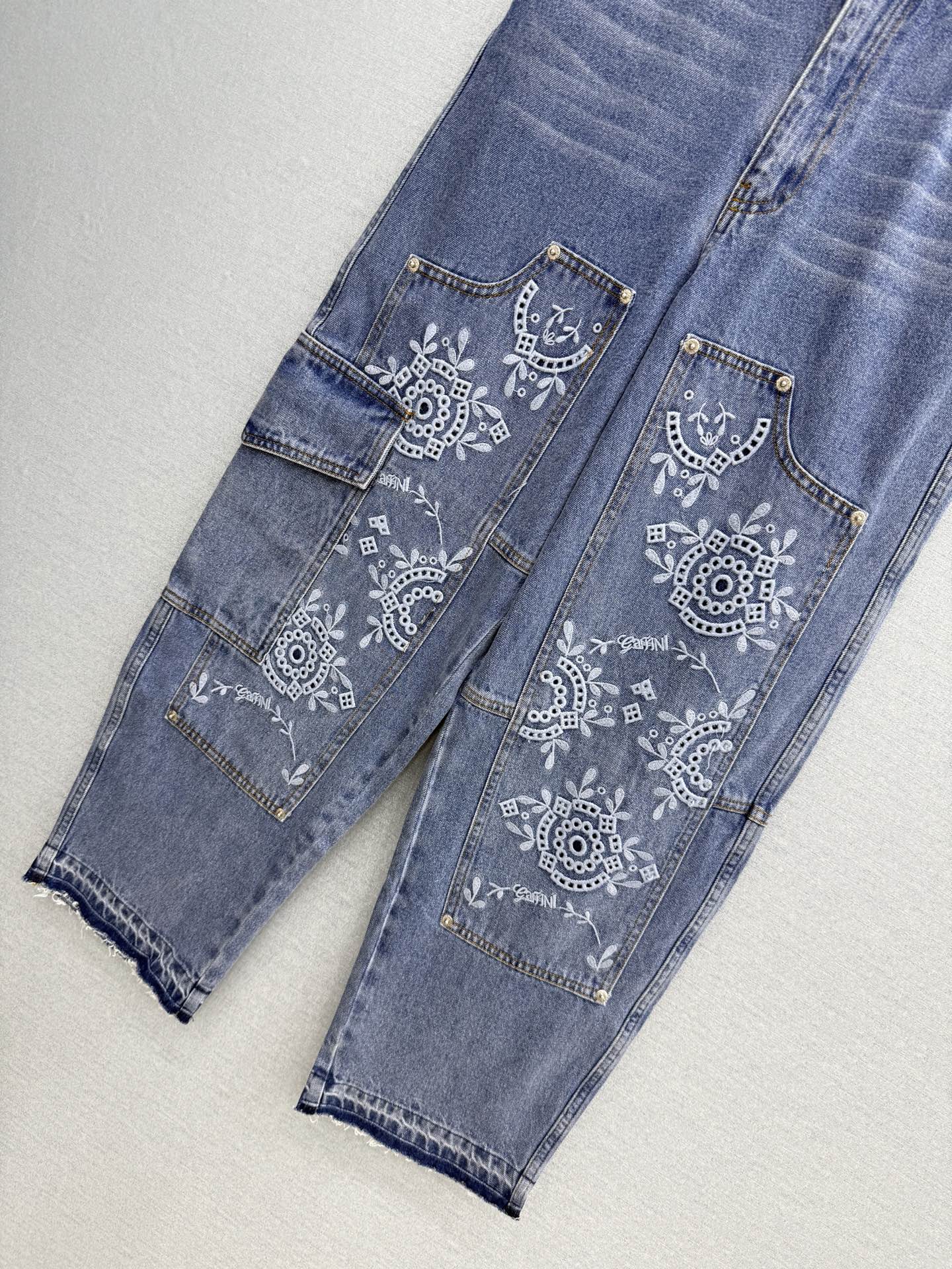 🛒𝐍𝐄𝐖 · 𝟐𝟎𝟐6/爆款现货原单品质  小众｜水溶绣花萝卜型牛仔裤采用高端定制面料，牛仔穿起来非常舒