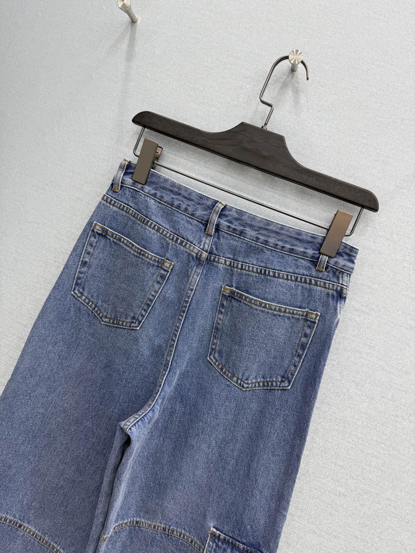 🛒𝐍𝐄𝐖 · 𝟐𝟎𝟐6/爆款现货原单品质  小众｜水溶绣花萝卜型牛仔裤采用高端定制面料，牛仔穿起来非常舒