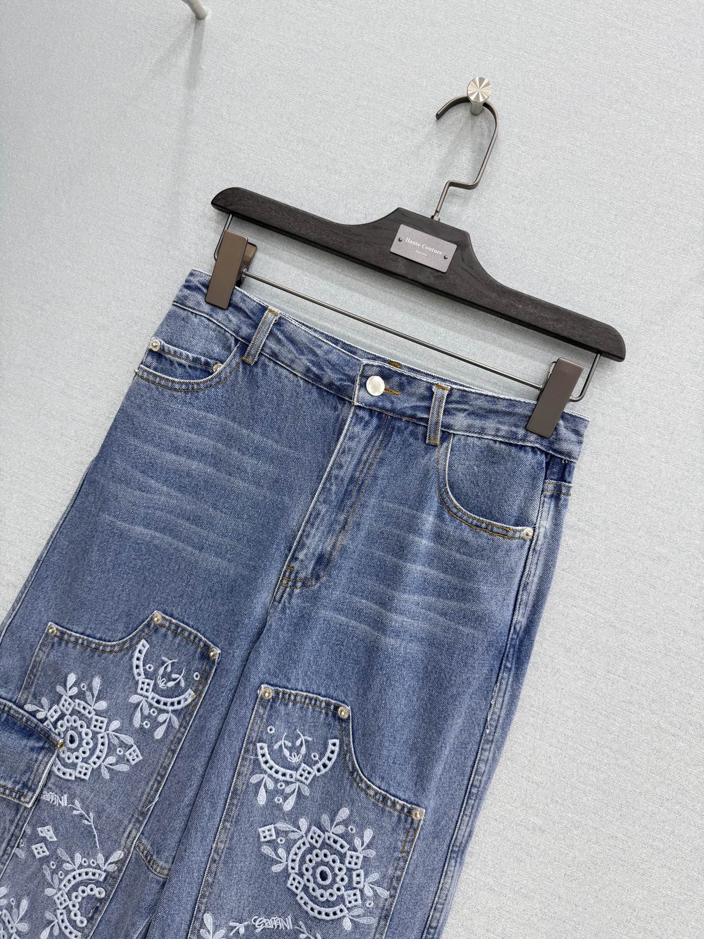 🛒𝐍𝐄𝐖 · 𝟐𝟎𝟐6/爆款现货原单品质  小众｜水溶绣花萝卜型牛仔裤采用高端定制面料，牛仔穿起来非常舒