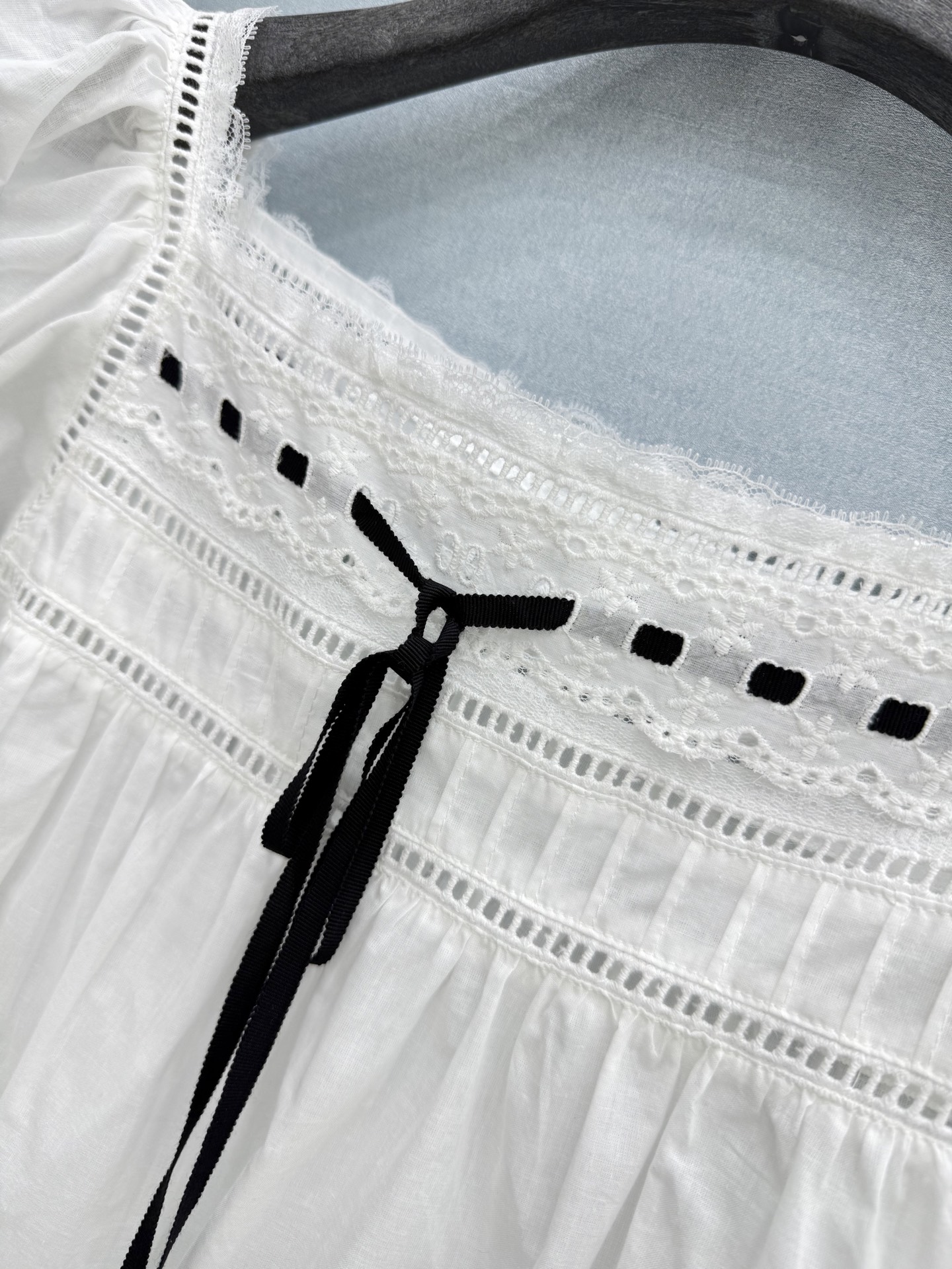 🛒𝐍𝐄𝐖 · 𝟐𝟎𝟐6/爆款现货原单品质 小众*｜2026新品蕾丝拼接系带短袖衬衫精致版型，镂空设计，高