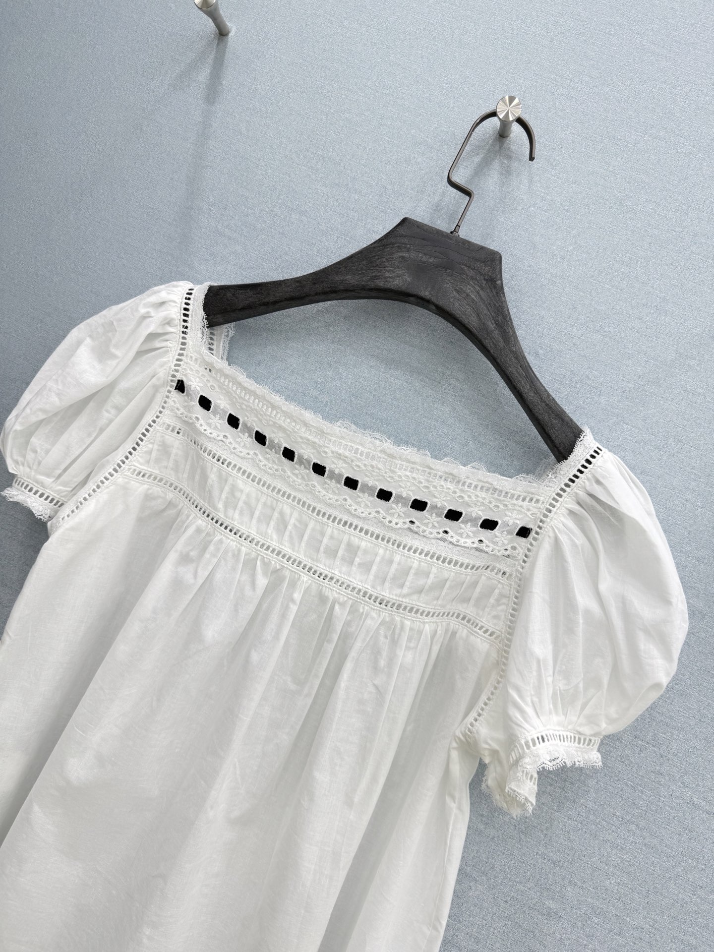 🛒𝐍𝐄𝐖 · 𝟐𝟎𝟐6/爆款现货原单品质 小众*｜2026新品蕾丝拼接系带短袖衬衫精致版型，镂空设计，高