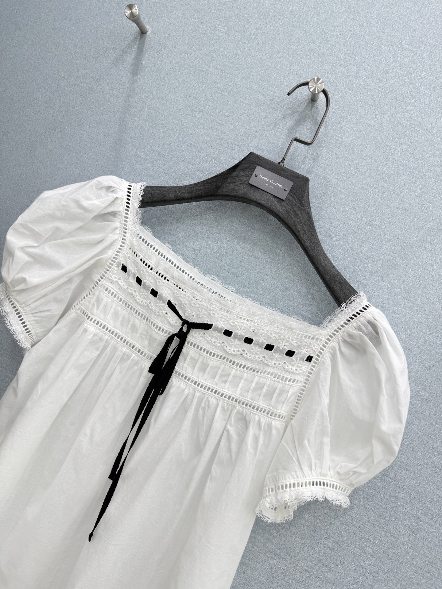 🛒𝐍𝐄𝐖 · 𝟐𝟎𝟐6/爆款现货原单品质 小众*｜2026新品蕾丝拼接系带短袖衬衫精致版型，镂空设计，高