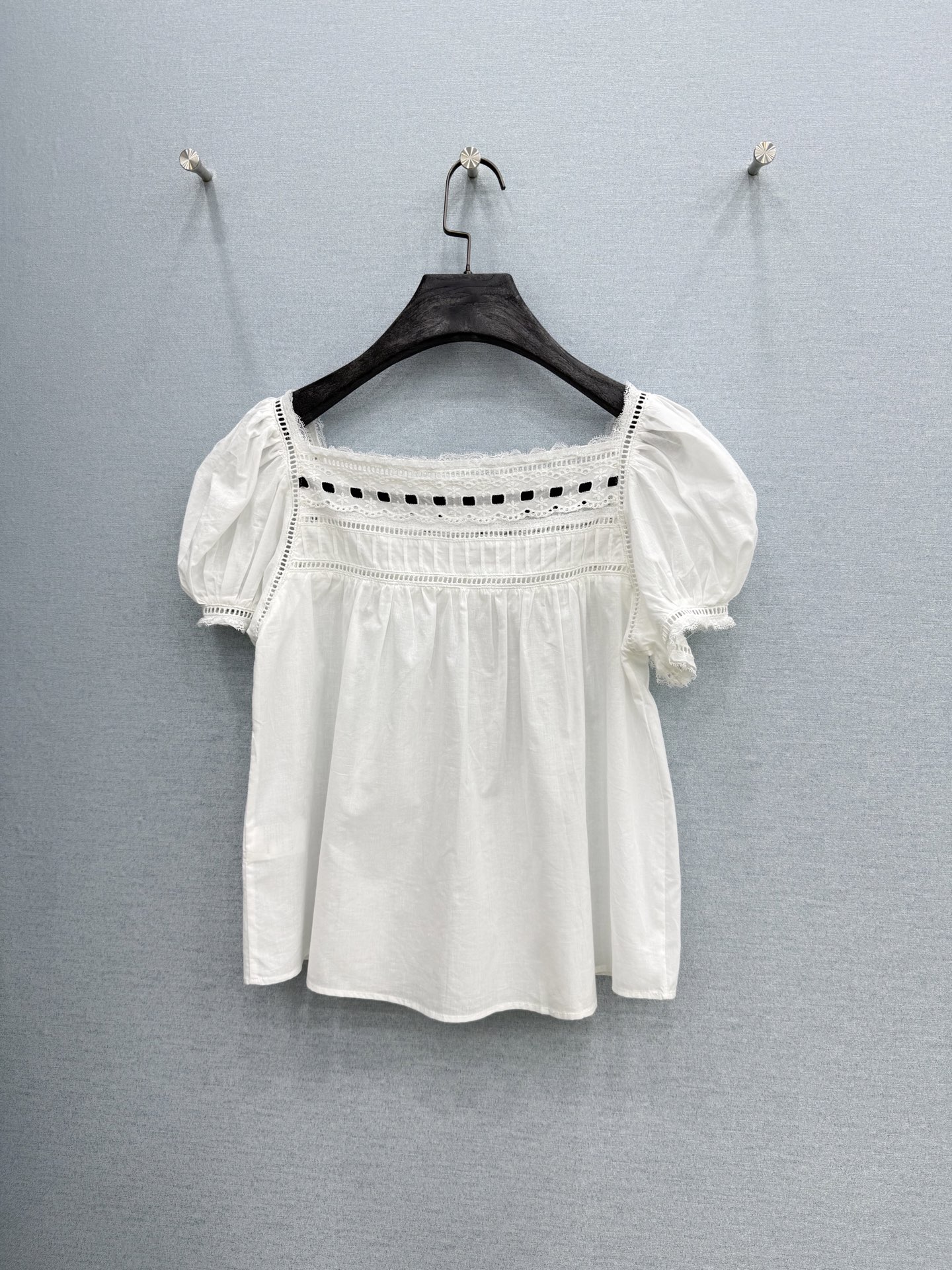 🛒𝐍𝐄𝐖 · 𝟐𝟎𝟐6/爆款现货原单品质 小众*｜2026新品蕾丝拼接系带短袖衬衫精致版型，镂空设计，高