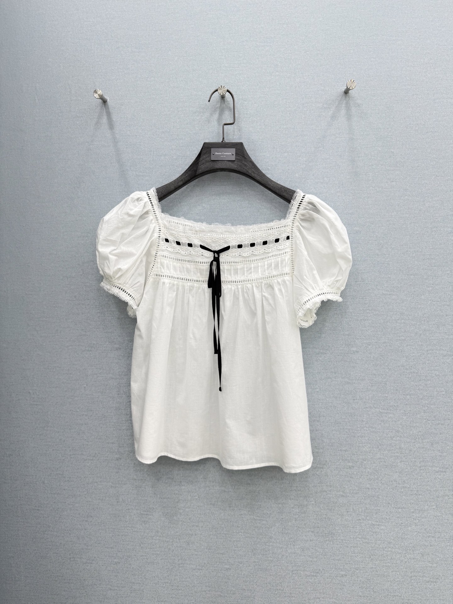 🛒𝐍𝐄𝐖 · 𝟐𝟎𝟐6/爆款现货原单品质 小众*｜2026新品蕾丝拼接系带短袖衬衫精致版型，镂空设计，高