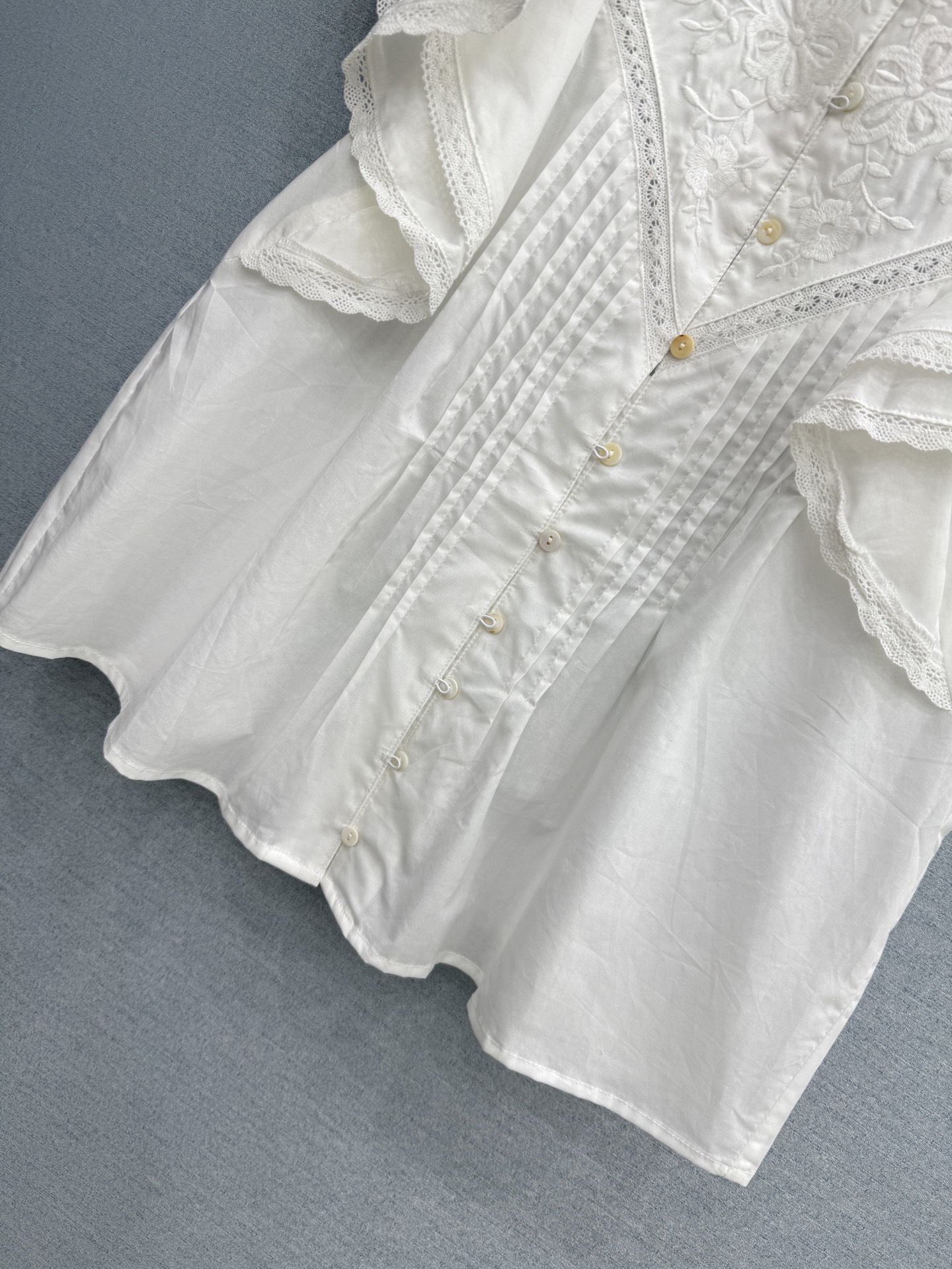 🛒𝐍𝐄𝐖 · 𝟐𝟎𝟐6/爆款现货原单品质 小众*｜2026新品蕾丝水溶短袖衬衫精致版型，珊瑚袖设计，高级