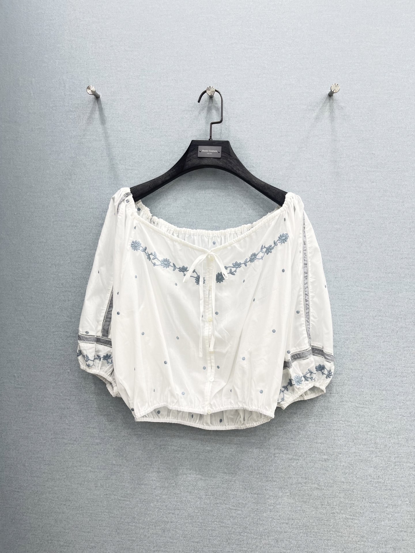 🛒𝐍𝐄𝐖 · 𝟐𝟎𝟐6/爆款现货原单品质 小众*｜2026新品一字领中袖衬衫精致版型，灯笼袖设计，高级肌