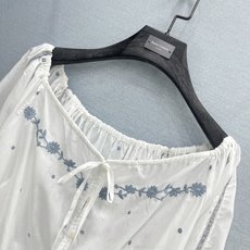 🛒𝐍𝐄𝐖 · 𝟐𝟎𝟐6/爆款现货原单品质 小众*|2026新品一字领中袖衬衫精致版型,灯笼袖设计,高级肌 🛒𝐍𝐄𝐖 · 𝟐𝟎𝟐6/爆款现货原单品质 小众*|2026新品一字领中袖衬衫精致版型,灯笼袖设计,高级肌
