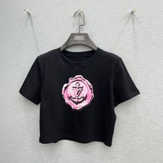 🛒𝐍𝐄𝐖 · 𝟐𝟎𝟐6/爆款现货【春夏上新】 Lv*|2026新款印花短版T恤高订面料,百搭版型 ,上 🛒𝐍𝐄𝐖 · 𝟐𝟎𝟐6/爆款现货【春夏上新】 Lv*|2026新款印花短版T恤高订面料,百搭版型 ,上