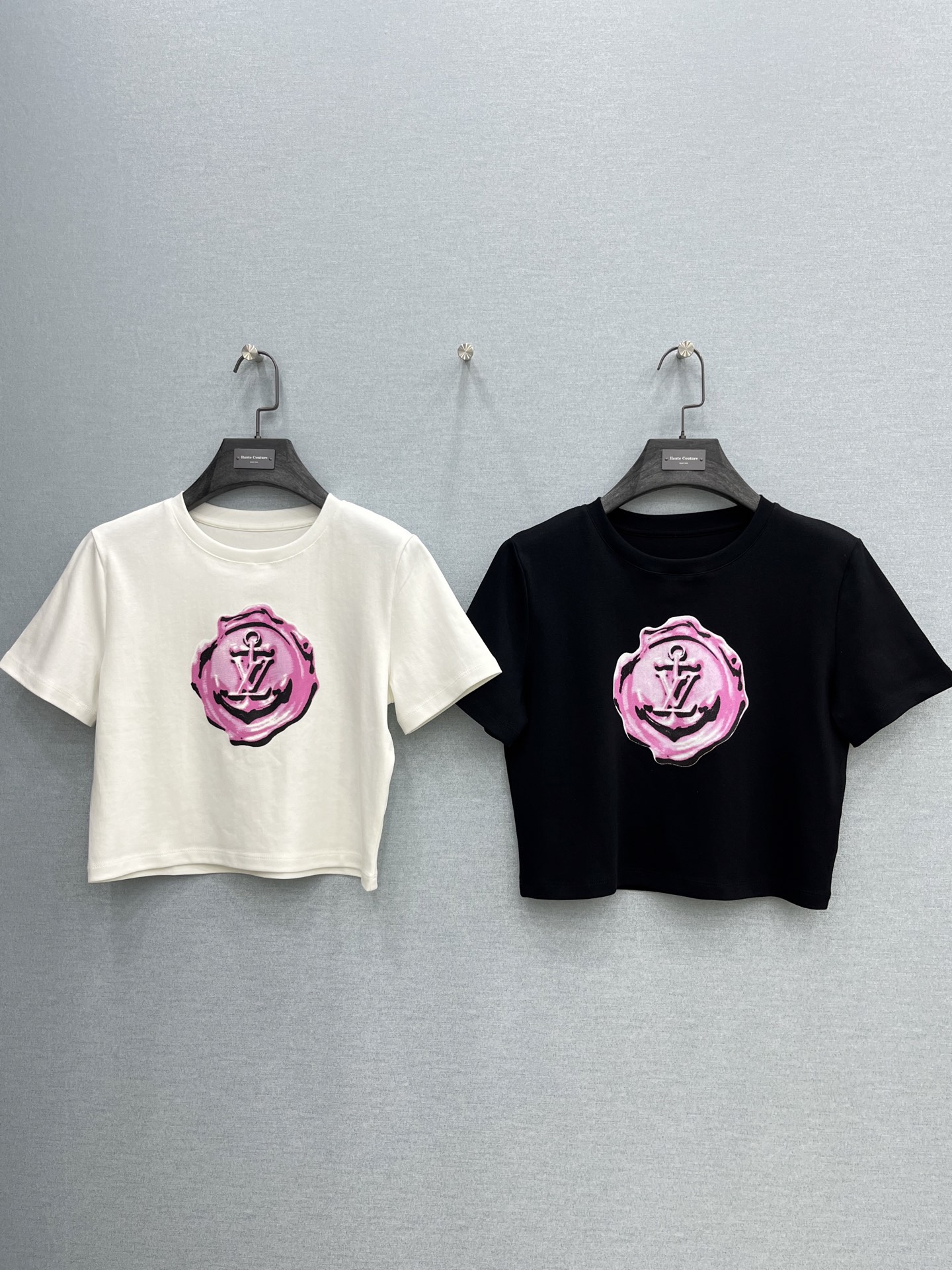 🛒𝐍𝐄𝐖 · 𝟐𝟎𝟐6/爆款现货【春夏上新】 Lv*｜2026新款印花短版T恤高订面料，百搭版型  ，上