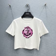 🛒𝐍𝐄𝐖 · 𝟐𝟎𝟐6/爆款现货【春夏上新】 Lv*|2026新款印花短版T恤高订面料,百搭版型 ,上 🛒𝐍𝐄𝐖 · 𝟐𝟎𝟐6/爆款现货【春夏上新】 Lv*|2026新款印花短版T恤高订面料,百搭版型 ,上