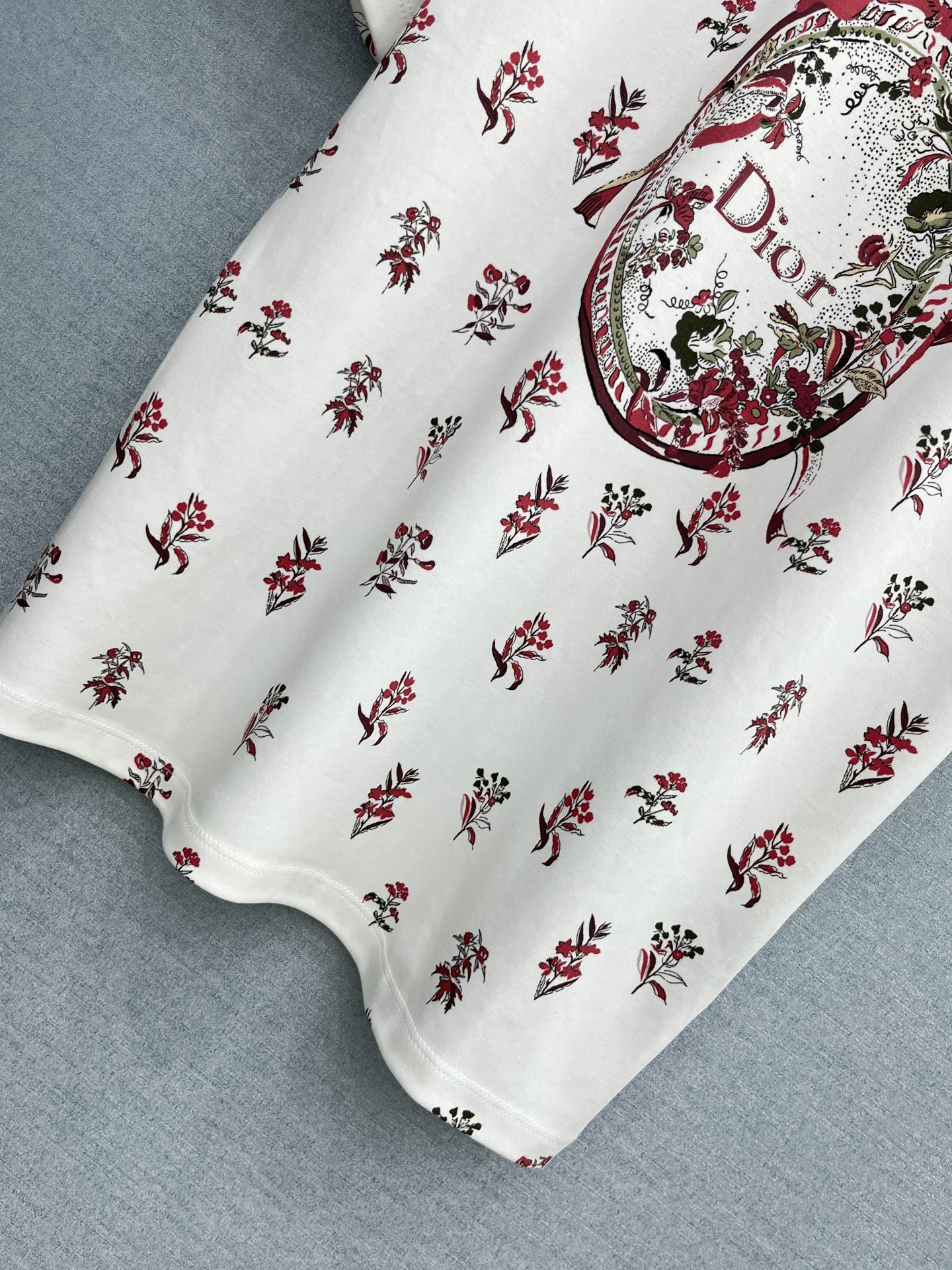 🛒𝐍𝐄𝐖 · 𝟐𝟎𝟐6/爆款现货【春夏上新】 Di*｜2026新款满身撞色印花T恤高订面料，百搭版型  