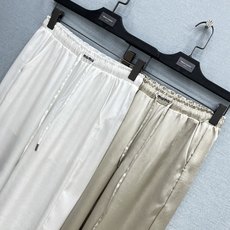 🛒𝐍𝐄𝐖 · 𝟐𝟎𝟐6/爆款现货【早春新款】设计师| 女神同款刺绣抽绳褶皱纹休闲裤松紧设计,清新的色系 🛒𝐍𝐄𝐖 · 𝟐𝟎𝟐6/爆款现货【早春新款】设计师| 女神同款刺绣抽绳褶皱纹休闲裤松紧设计,清新的色系