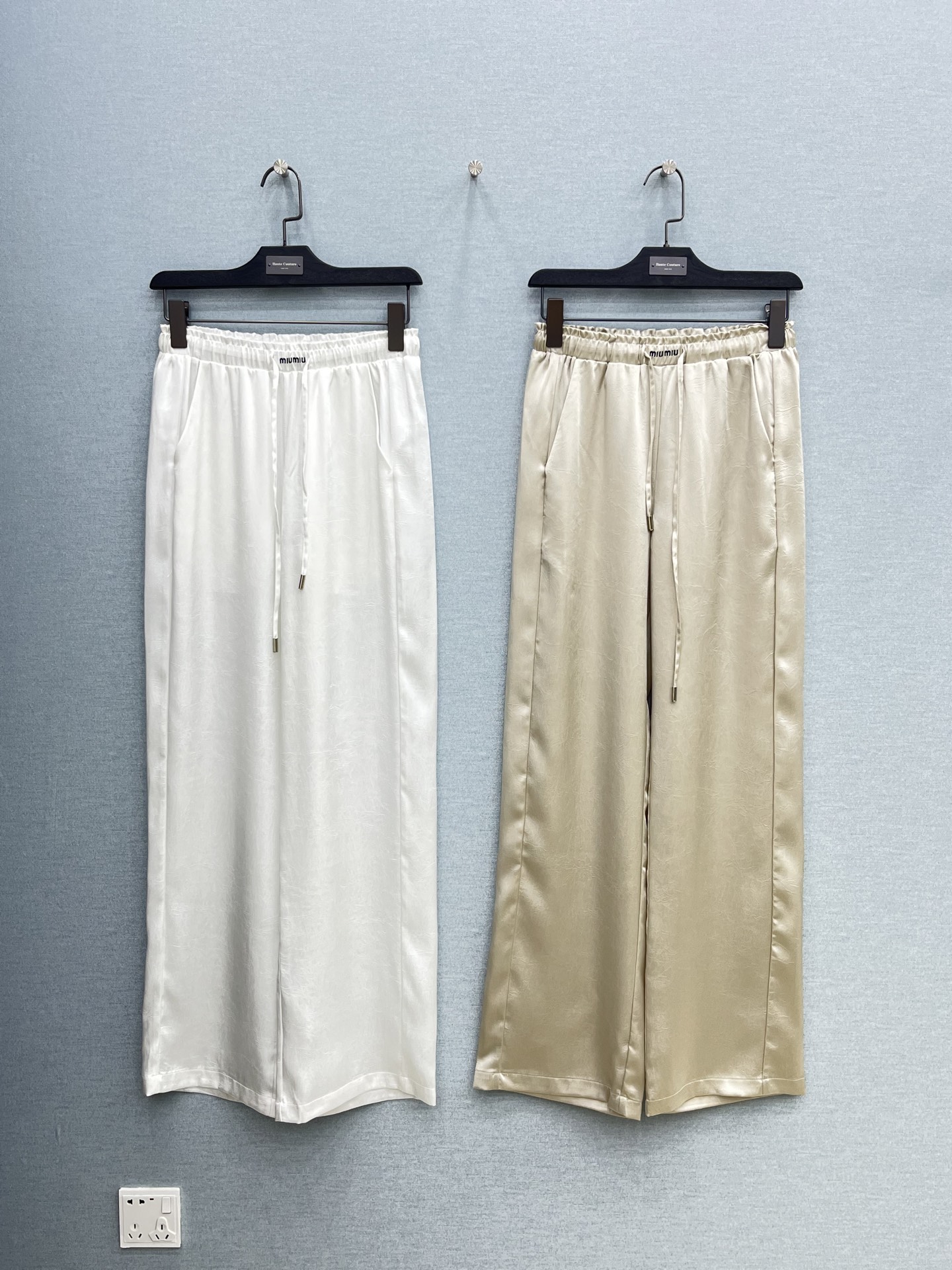 🛒𝐍𝐄𝐖 · 𝟐𝟎𝟐6/爆款现货【早春新款】设计师｜ 女神同款刺绣抽绳褶皱纹休闲裤松紧设计，清新的色系 