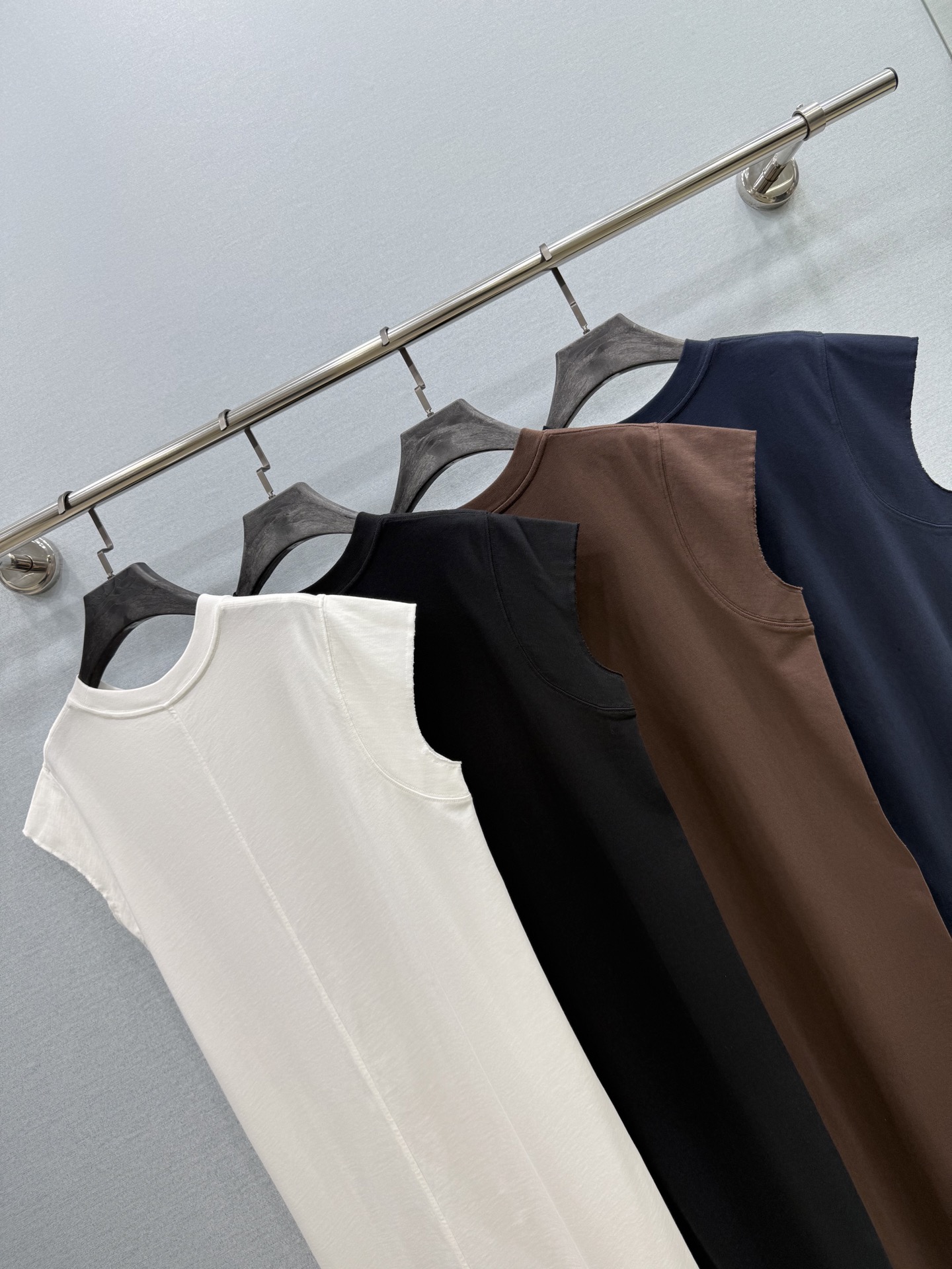 🛒𝐍𝐄𝐖 · 𝟐𝟎𝟐5/爆款现货原单品质  小众*｜赫本风背心连衣裙巨凸显气质的一款单品，高订弹力面料，