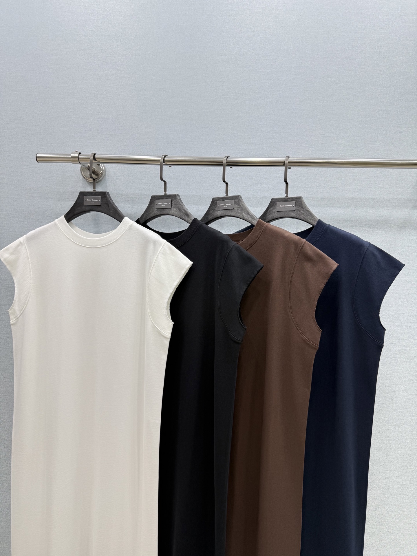 🛒𝐍𝐄𝐖 · 𝟐𝟎𝟐5/爆款现货原单品质  小众*｜赫本风背心连衣裙巨凸显气质的一款单品，高订弹力面料，