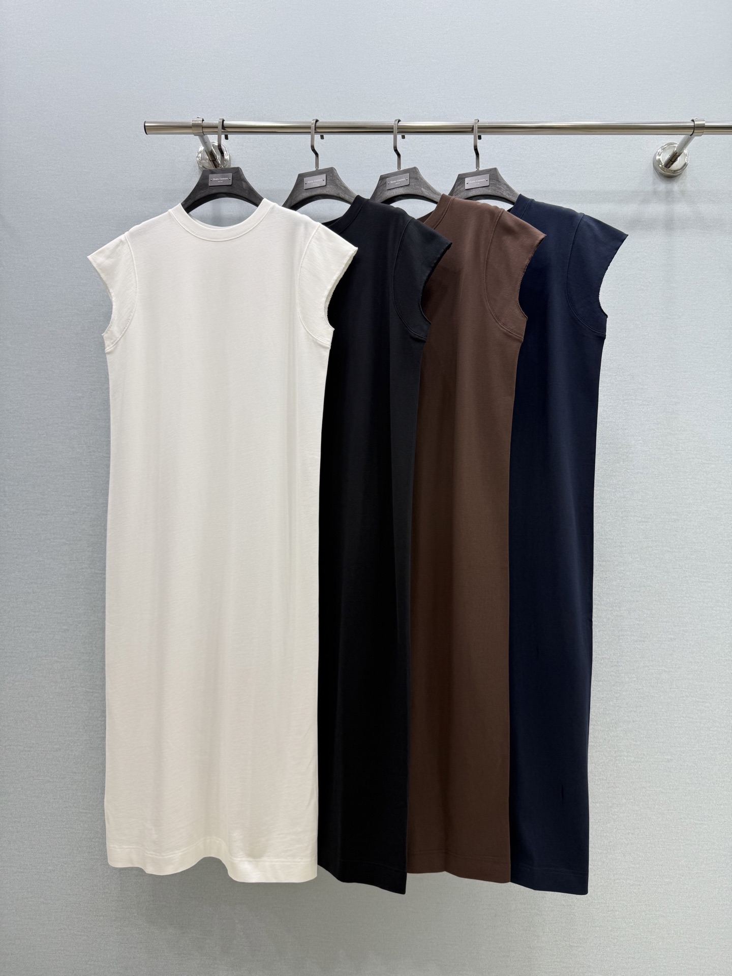 🛒𝐍𝐄𝐖 · 𝟐𝟎𝟐5/爆款现货原单品质  小众*｜赫本风背心连衣裙巨凸显气质的一款单品，高订弹力面料，