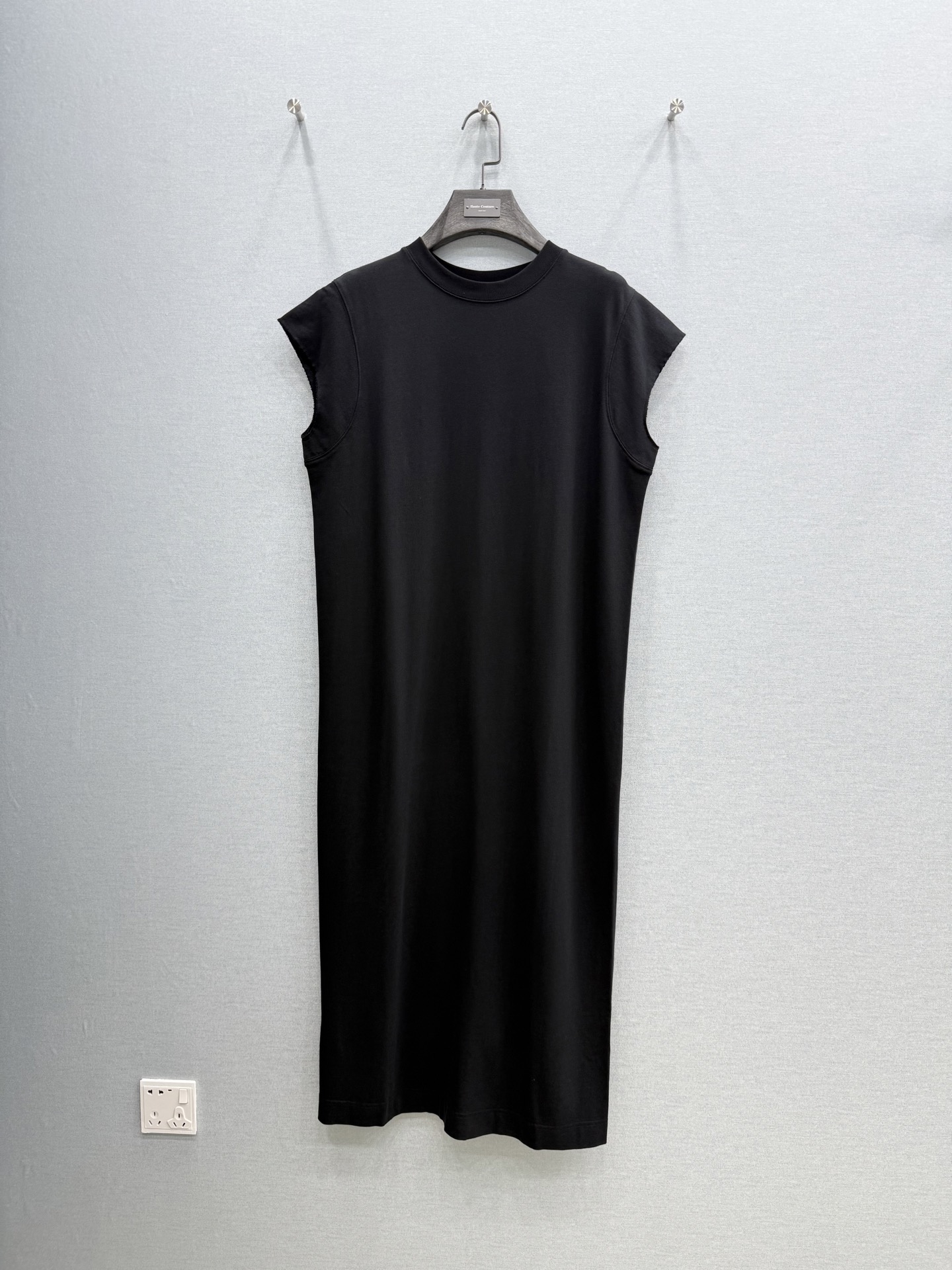 🛒𝐍𝐄𝐖 · 𝟐𝟎𝟐5/爆款现货原单品质  小众*｜赫本风背心连衣裙巨凸显气质的一款单品，高订弹力面料，