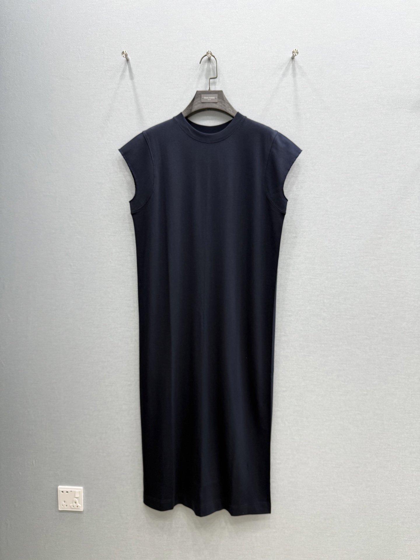 🛒𝐍𝐄𝐖 · 𝟐𝟎𝟐5/爆款现货原单品质  小众*｜赫本风背心连衣裙巨凸显气质的一款单品，高订弹力面料，