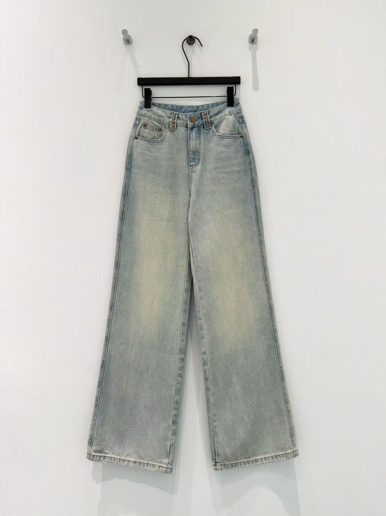NO:786319,· 6/hot spot designer original｜Exquisite rivet jeans are made of high-end customized fabrics. The jeans are very comfortable to wear, conventional design, and tolerant. The contrasting printed rivet decoration adds visual charm, and the texture of the pants will be very delicate. It is a very good fabric. Denim has good hygroscopicity and breathability. The cloth has a soft luster and a very smooth feel. It has become everyone's favorite choice. Blue S M L XL /, women's clothing, jeans,19860909· 6/爆款现货 设计师 原创｜精致铆钉牛仔裤 采用高端定制面料,牛仔穿起来非常舒适,常规设计,包容性好,撞色印花铆钉装饰 增添视觉魅力,而且裤子的纹路会非常细腻,是非常好的面料 牛仔具有良好的吸湿性和透气性,布面光泽柔和,手感也非常细滑,成为众人最爱的选择 蓝色 S M L XL /,女装,jeans,,Women's clothing