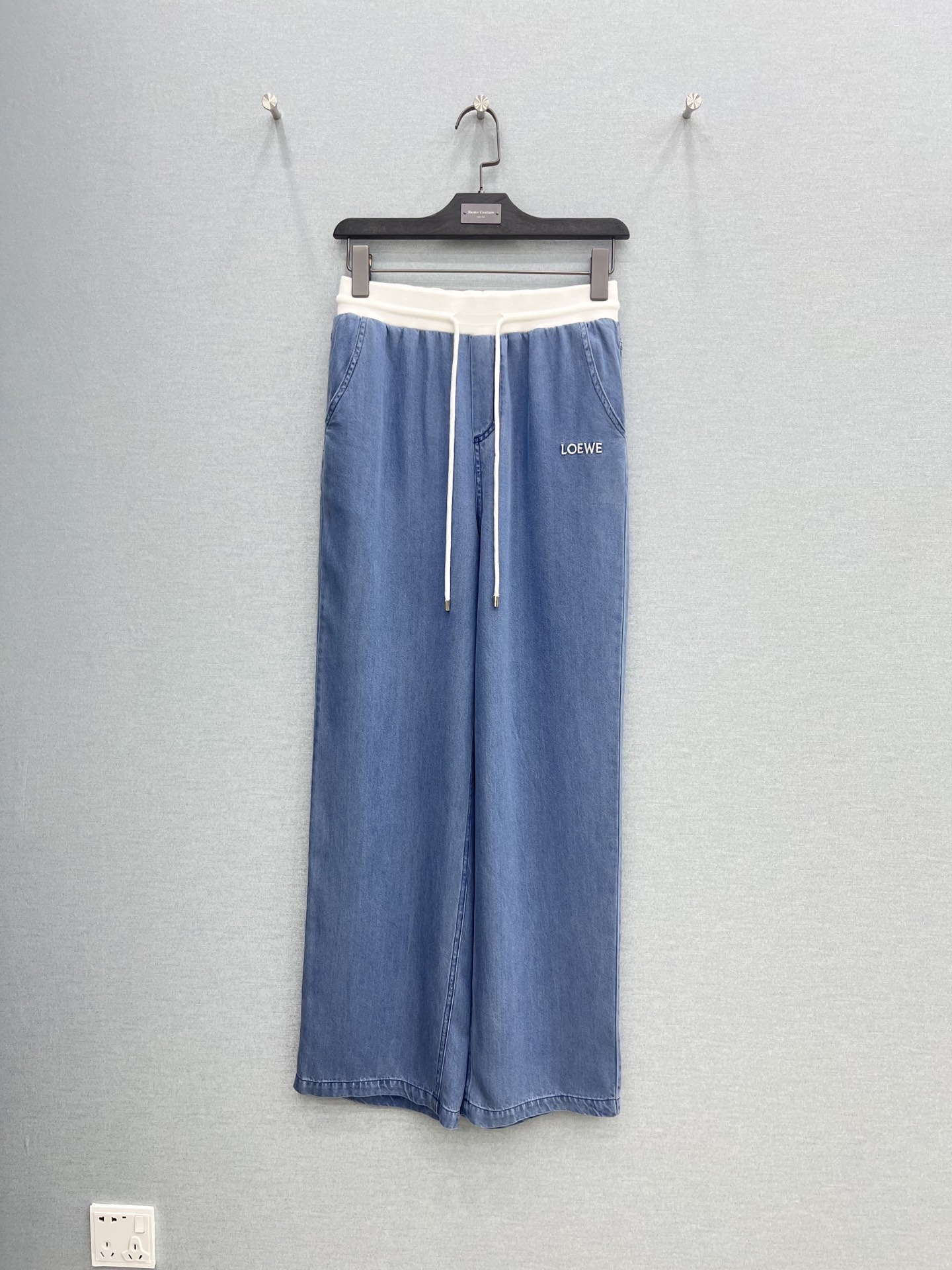 NO:786289,· 6/ Hot items in stock, original order quality, designer | 26 new drawstring Tencel jeans, wide-leg version, extremely tolerant, contrasting waistband, visual impact, hot item with great design, custom embroidery to show high-end, versatile item that must be bought in all seasons, elegant and sweet in the style of young girls!  You don’t need a beautiful upper body!  The quality of workmanship depends on the details. Blue S M L, Loewe-clothing, loewe, jeans,19860909· 6/爆款现货 原单品质 设计师｜26新款抽绳天丝牛仔裤 阔腿版型 包容性极好 撞色腰头视觉冲击 极具设计感的爆款单品 订制刺绣尽显高级感 四季必入的百搭单品 减龄少女风气质优雅不失甜美！ 上身美的不要不要的！做工品质看细节 蓝色 S M L,罗意威-服装,loewe,jeans,,Women's clothing