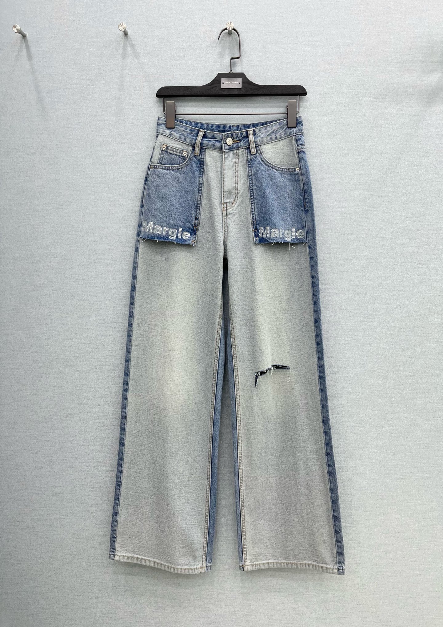 🛒𝐍𝐄𝐖 · 𝟐𝟎𝟐6/爆款现货原单品质 MM6｜撞色烫钻破洞拼接牛仔裤 采用高端定制面料，牛仔穿起来非