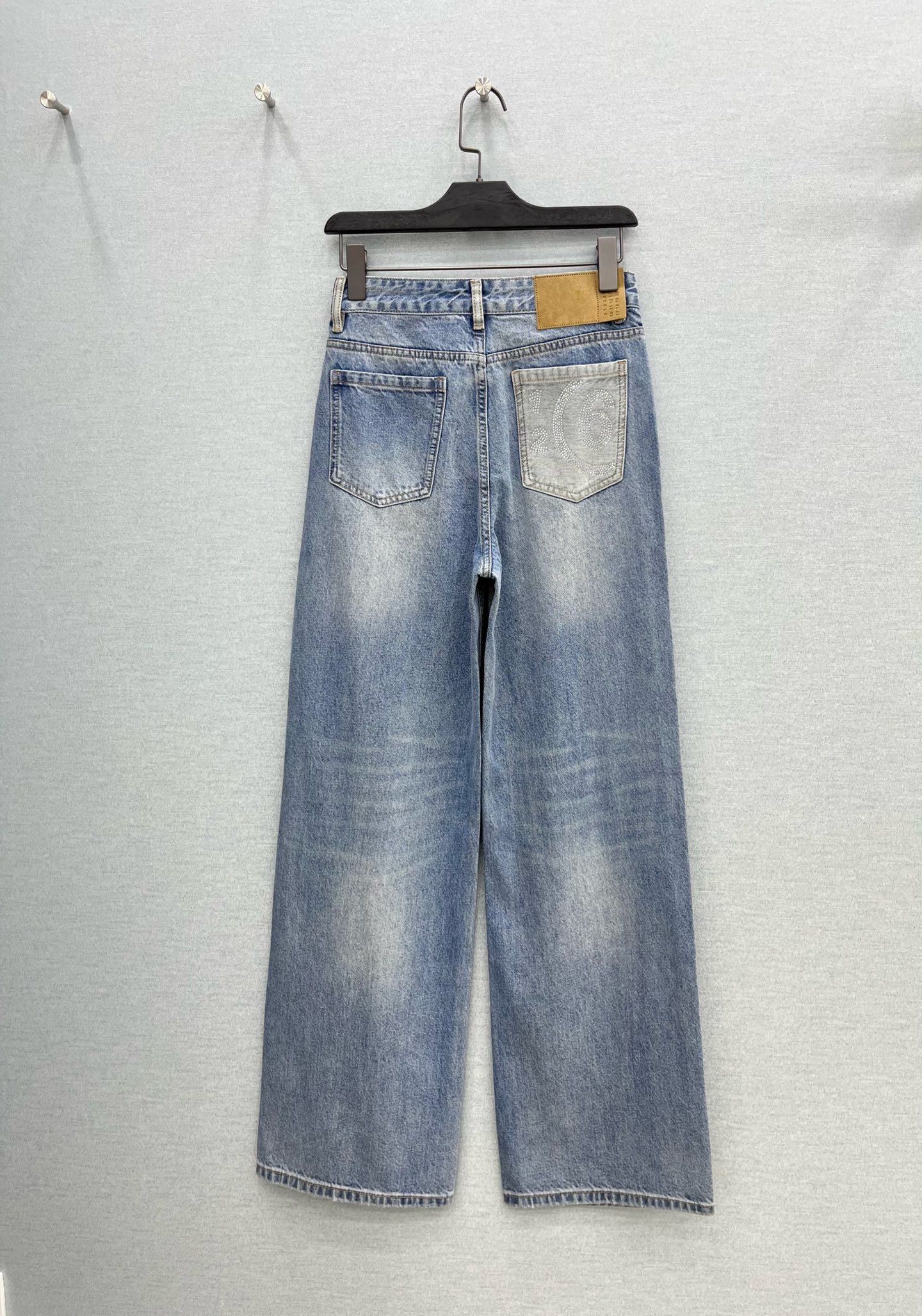 🛒𝐍𝐄𝐖 · 𝟐𝟎𝟐6/爆款现货原单品质 MM6｜撞色烫钻破洞拼接牛仔裤 采用高端定制面料，牛仔穿起来非