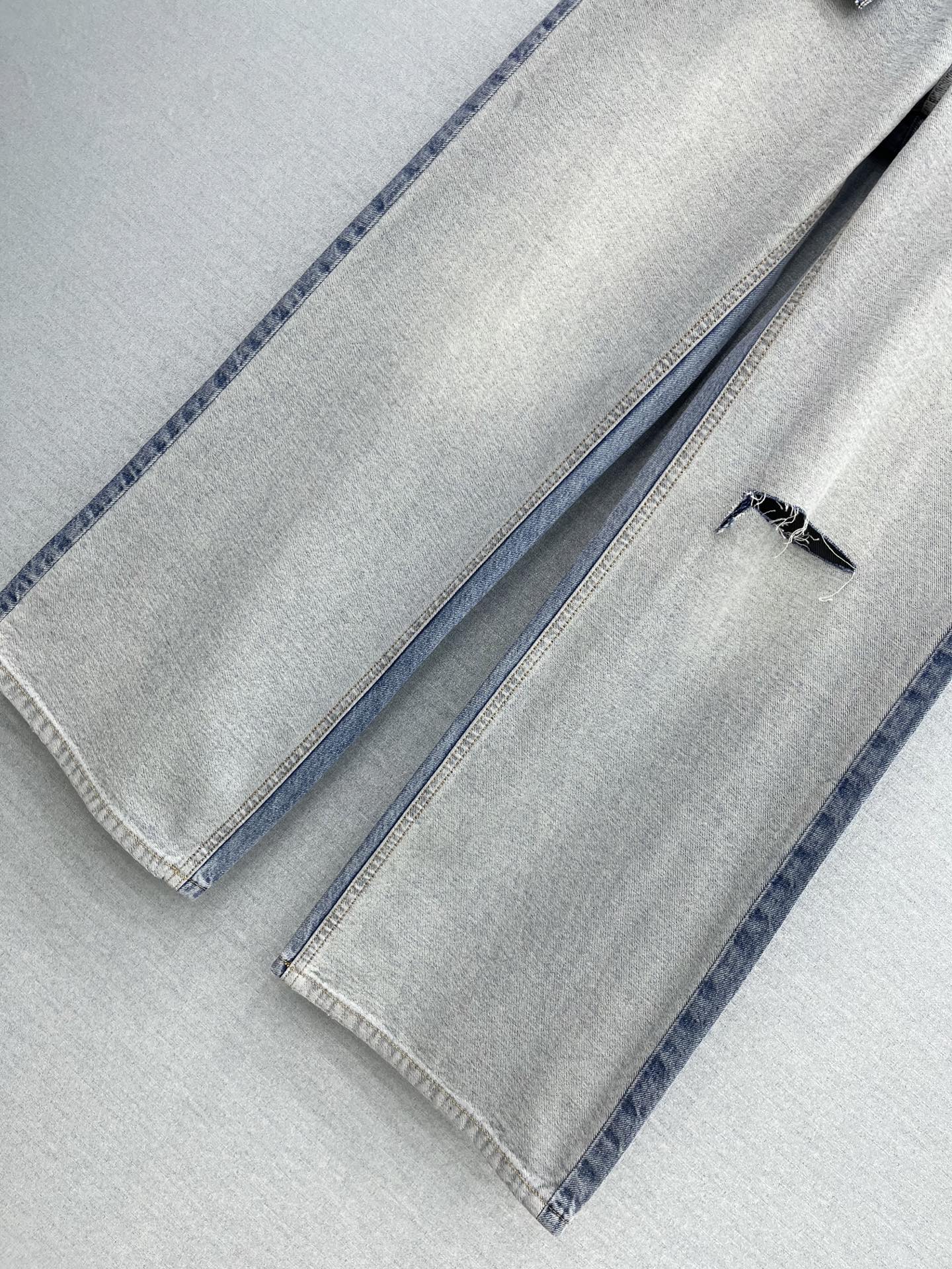🛒𝐍𝐄𝐖 · 𝟐𝟎𝟐6/爆款现货原单品质 MM6｜撞色烫钻破洞拼接牛仔裤 采用高端定制面料，牛仔穿起来非