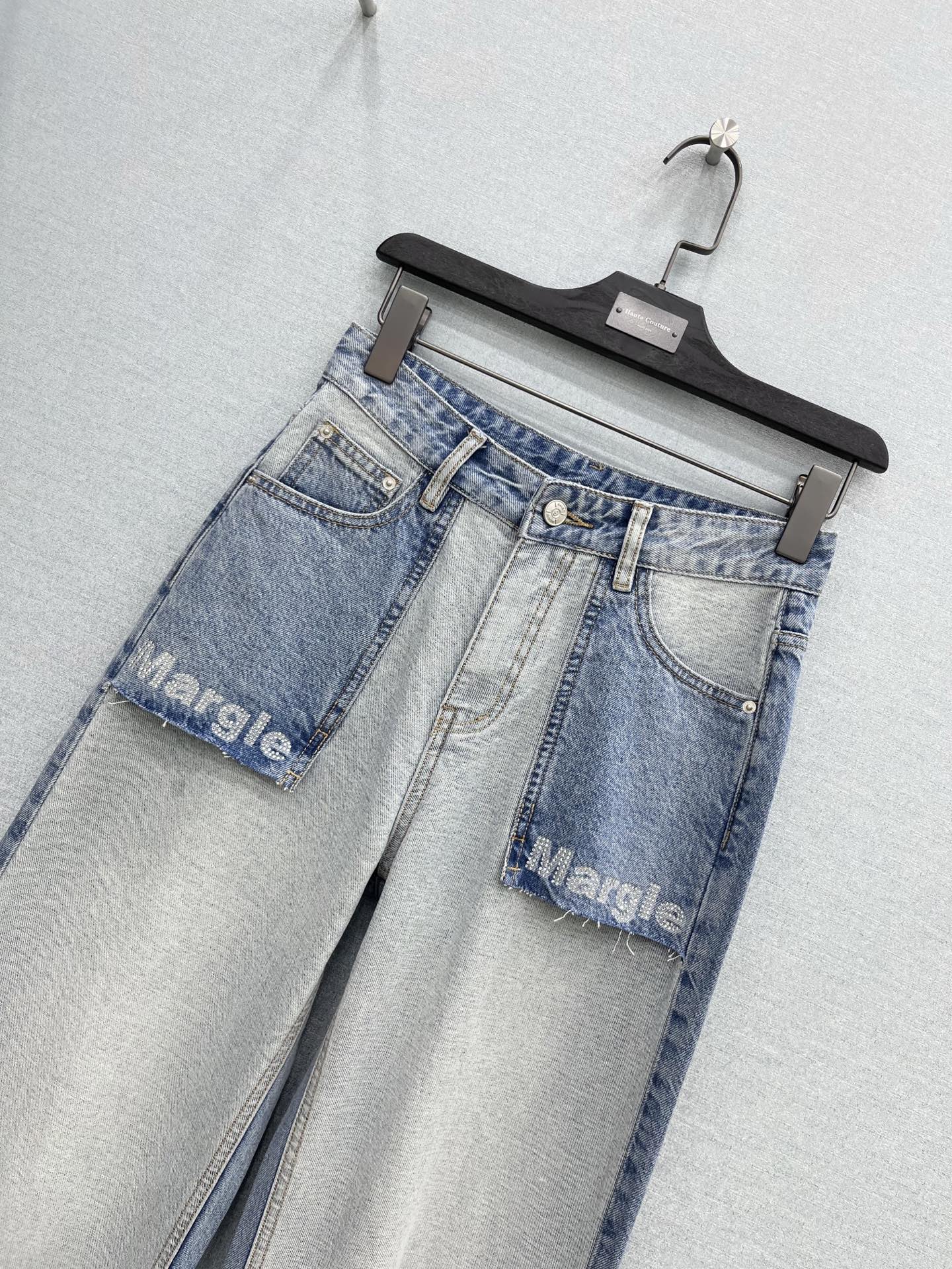 🛒𝐍𝐄𝐖 · 𝟐𝟎𝟐6/爆款现货原单品质 MM6｜撞色烫钻破洞拼接牛仔裤 采用高端定制面料，牛仔穿起来非