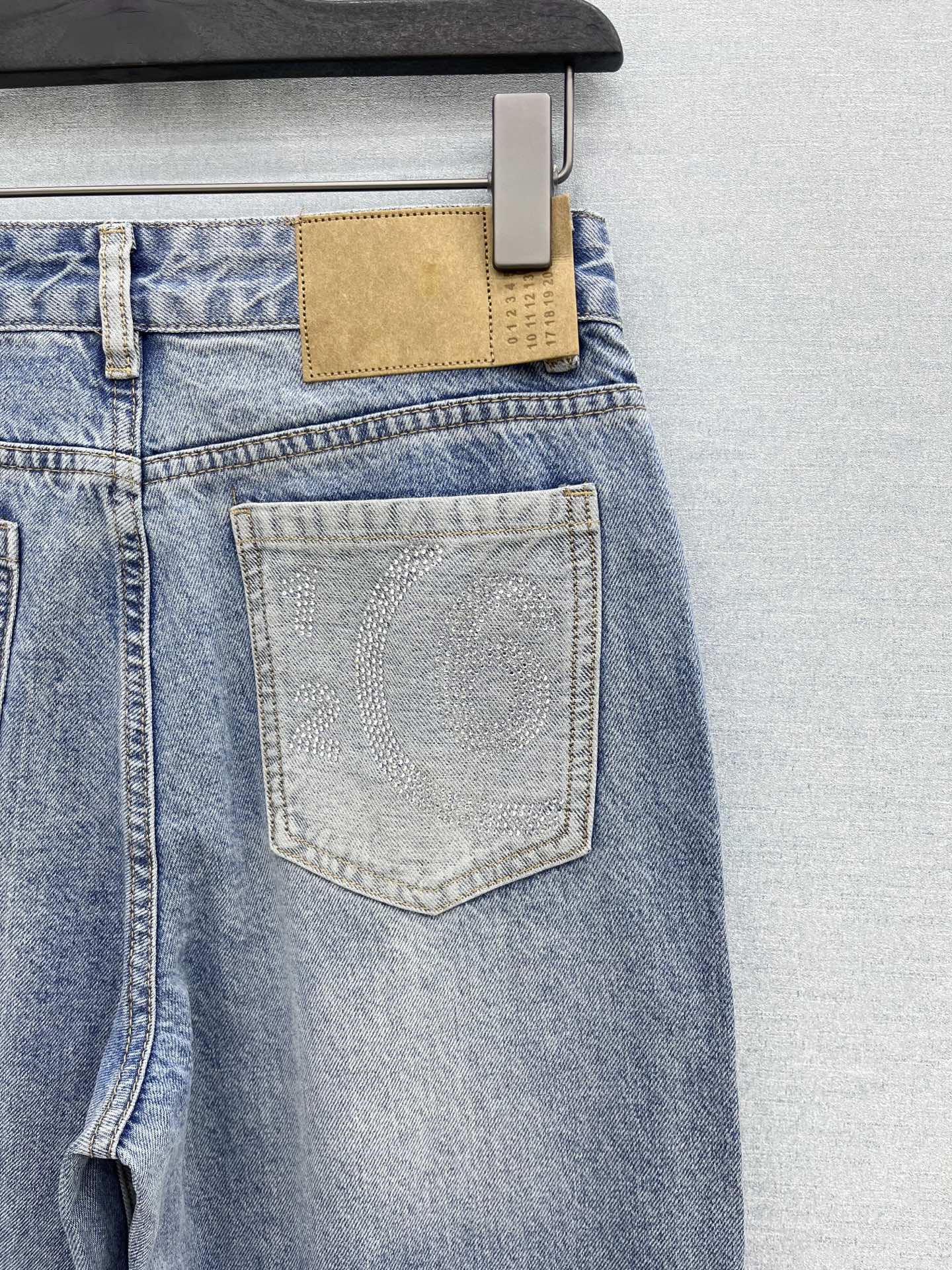 🛒𝐍𝐄𝐖 · 𝟐𝟎𝟐6/爆款现货原单品质 MM6｜撞色烫钻破洞拼接牛仔裤 采用高端定制面料，牛仔穿起来非