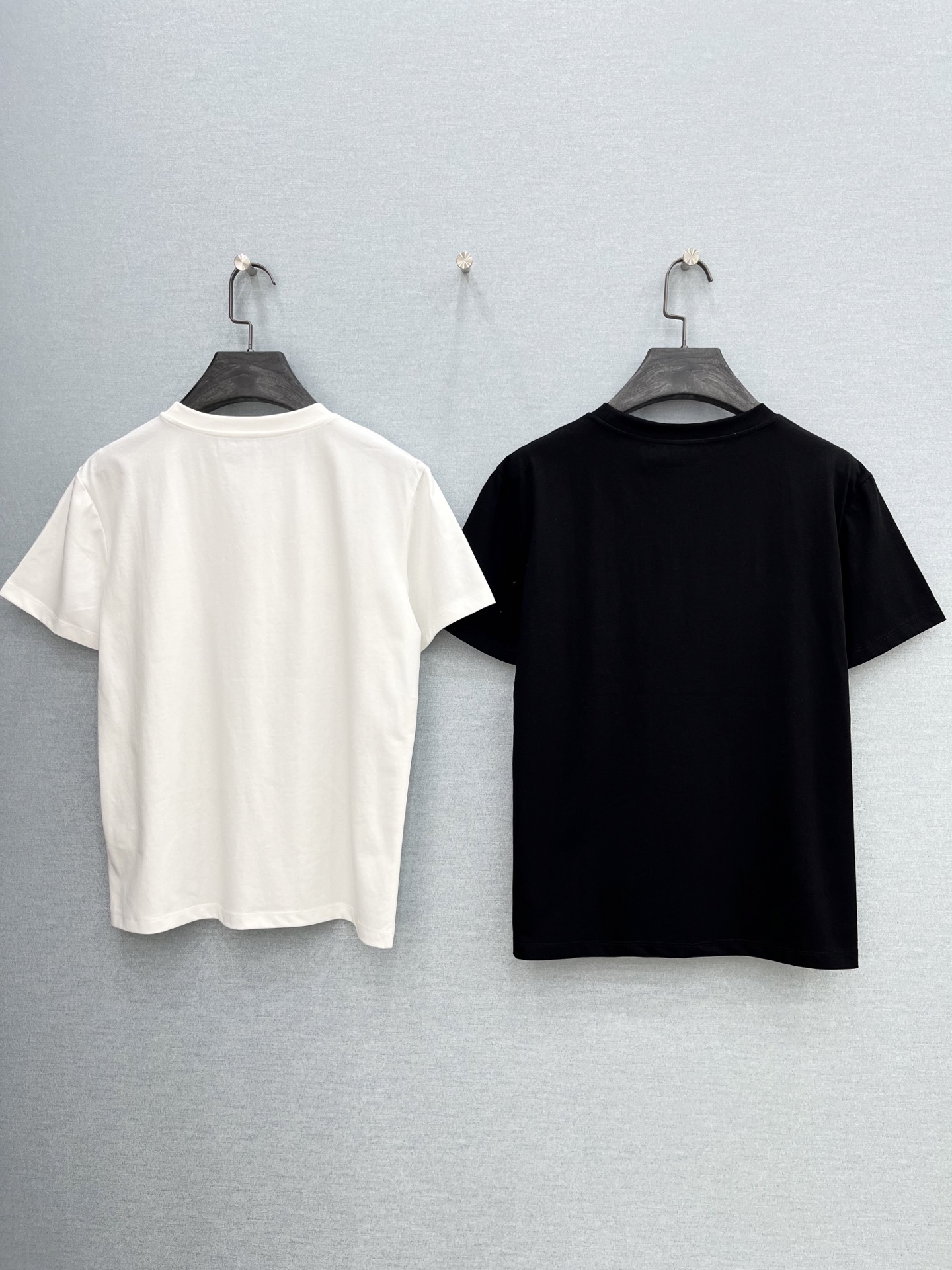 🛒𝐍𝐄𝐖 · 𝟐𝟎𝟐6/爆款现货【春夏上新】 设计师小众｜2026新款手工订珠T恤高订面料，百搭版型 ，