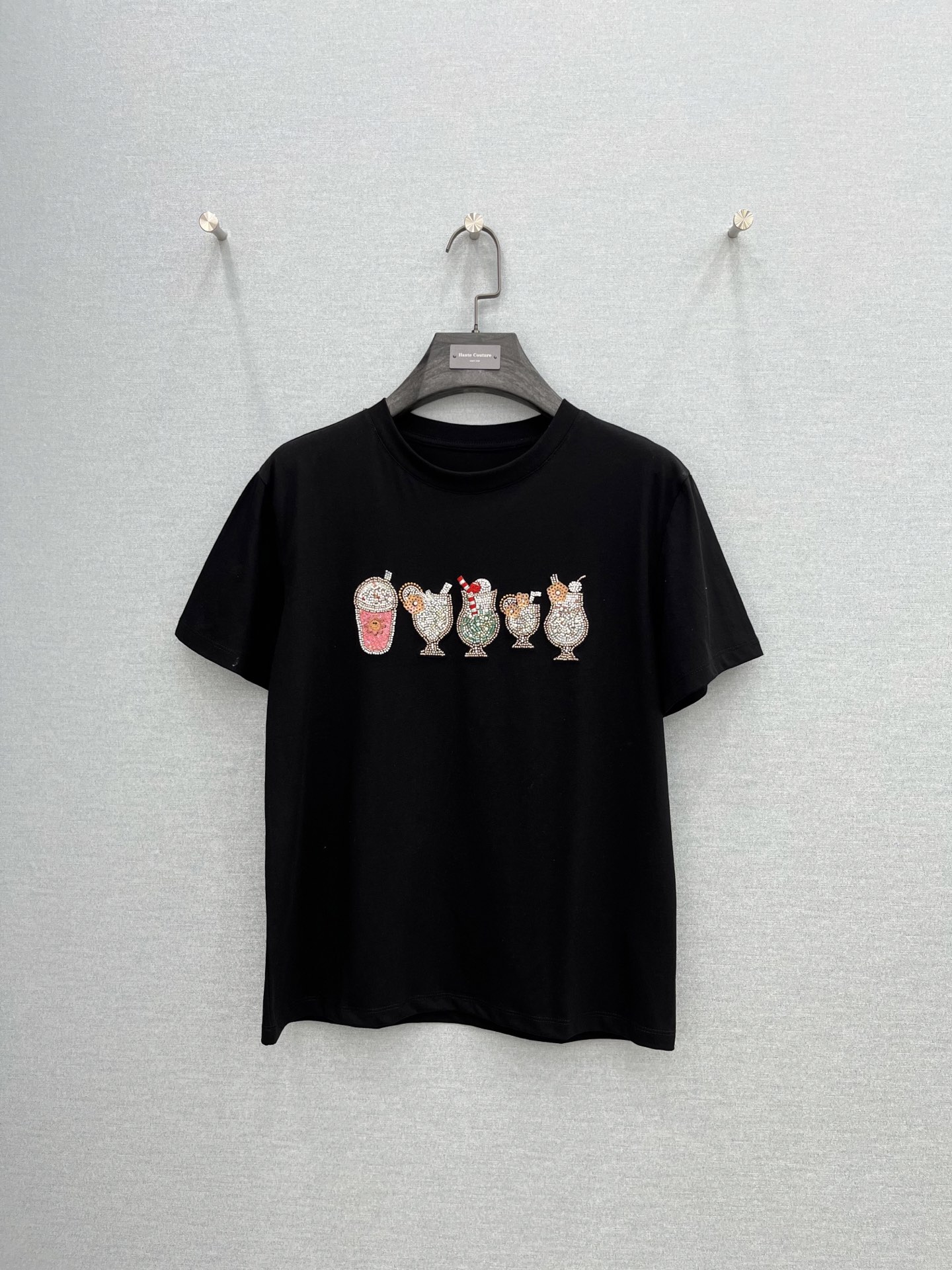 🛒𝐍𝐄𝐖 · 𝟐𝟎𝟐6/爆款现货【春夏上新】 设计师小众｜2026新款手工订珠T恤高订面料，百搭版型 ，