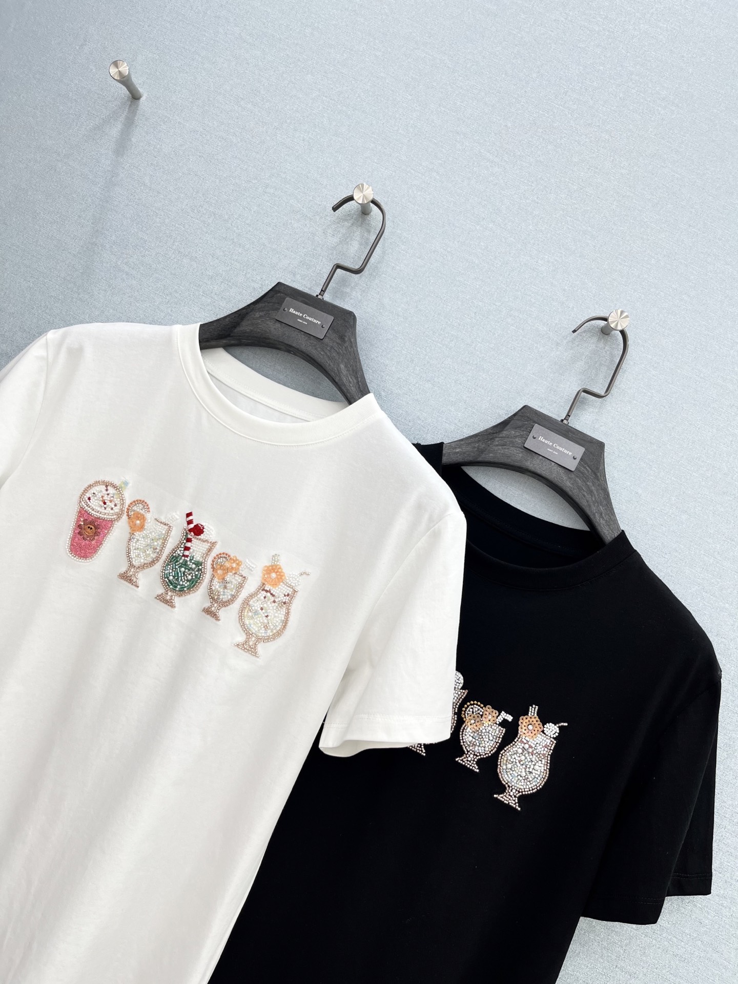 🛒𝐍𝐄𝐖 · 𝟐𝟎𝟐6/爆款现货【春夏上新】 设计师小众｜2026新款手工订珠T恤高订面料，百搭版型 ，