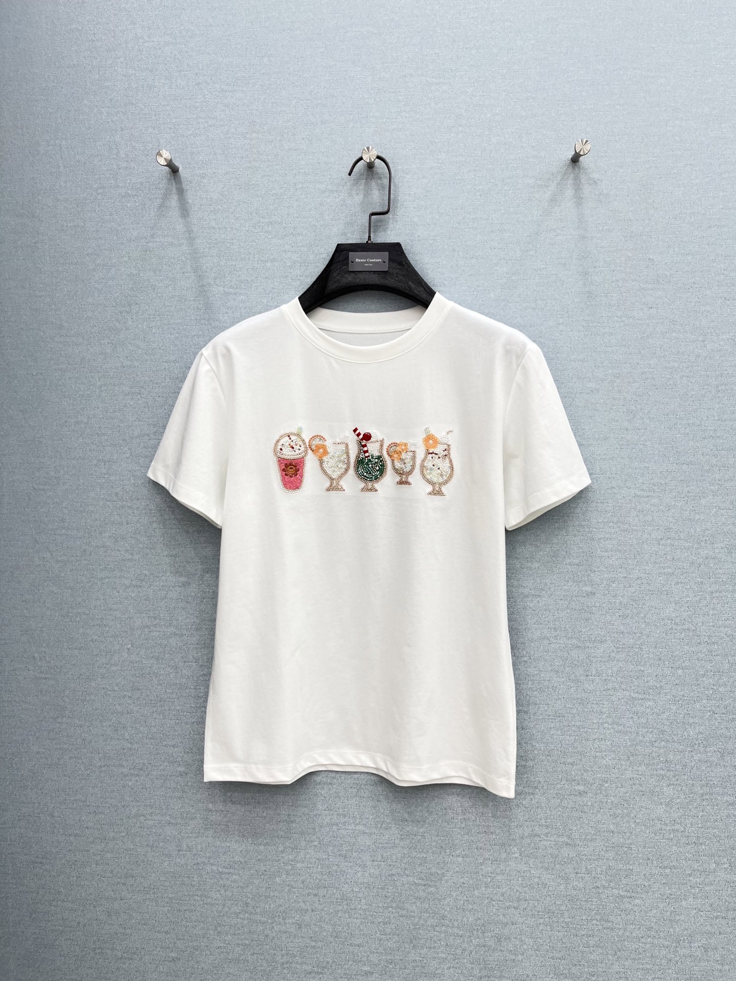 🛒𝐍𝐄𝐖 · 𝟐𝟎𝟐6/爆款现货【春夏上新】 设计师小众｜2026新款手工订珠T恤高订面料，百搭版型 ，