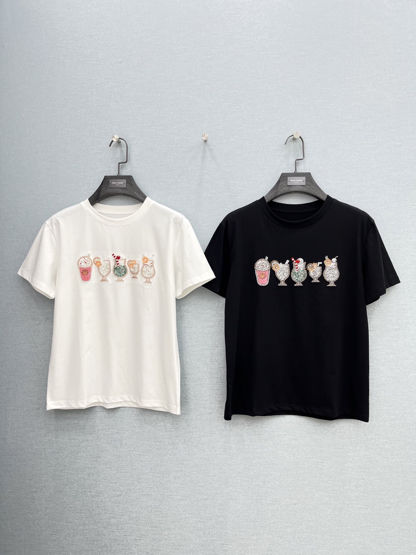 🛒𝐍𝐄𝐖 · 𝟐𝟎𝟐6/爆款现货【春夏上新】 设计师小众｜2026新款手工订珠T恤高订面料，百搭版型 ，