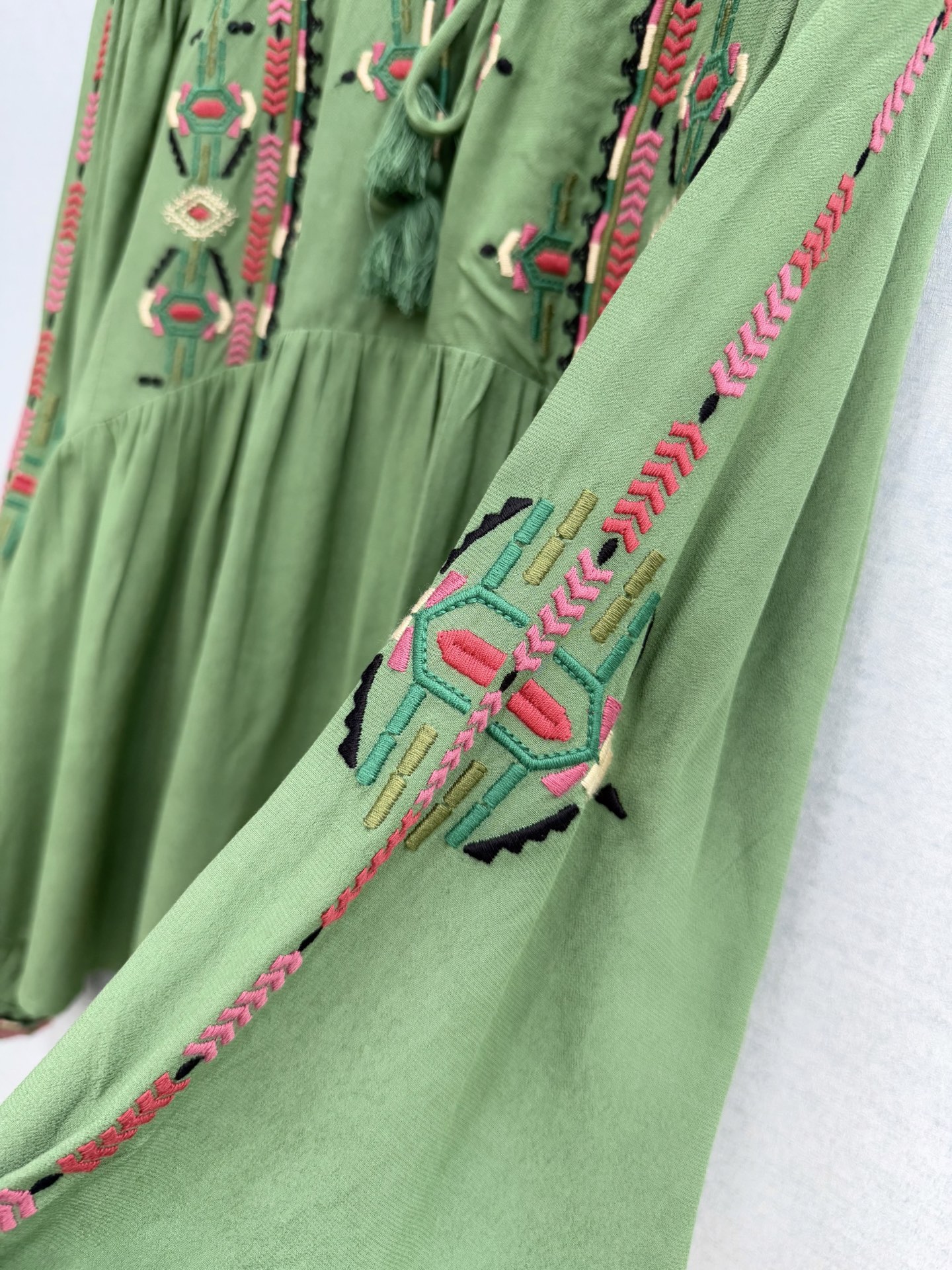 🛒𝐍𝐄𝐖 · 𝟐𝟎𝟐6/爆款现货原单品质 小众*｜2026新品系带刺绣衬衫精致版型，撞色刺绣，高级肌理细