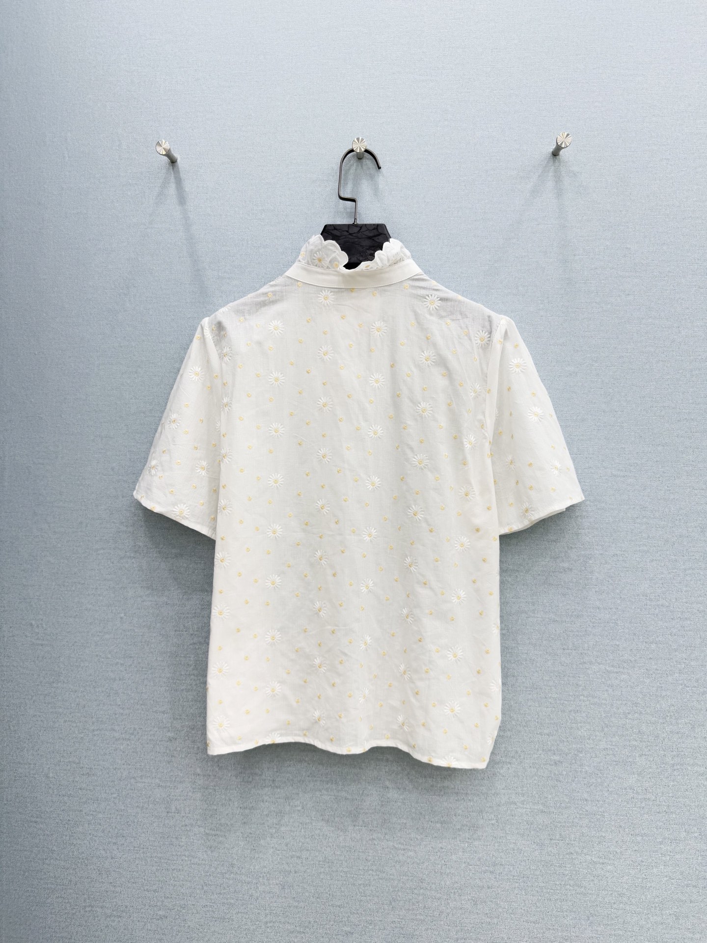 🛒𝐍𝐄𝐖 · 𝟐𝟎𝟐6/爆款现货原单品质 小众*｜2026新款荷叶边雏菊刺绣短袖衬衫精致版型，撞色刺绣，